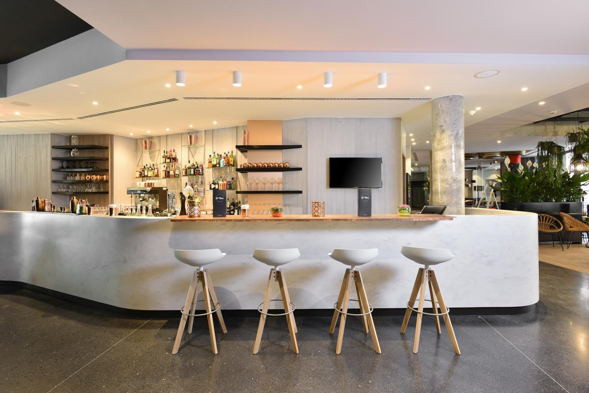 Die moderne und helle Bar im Restaurant B'Comme bei Martin's Hotels.