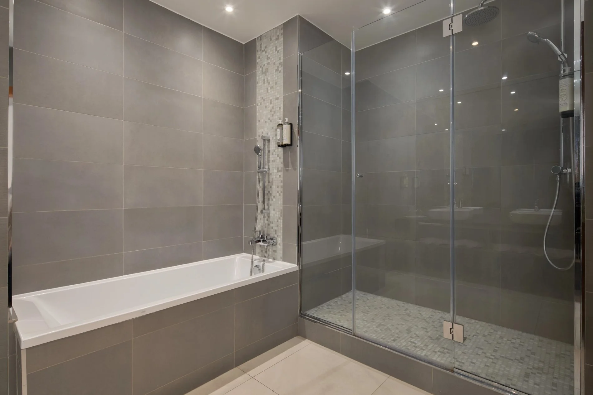 Salle de bain moderne avec douche et baignoire au Timhotel Opéra Blanche Fontaine