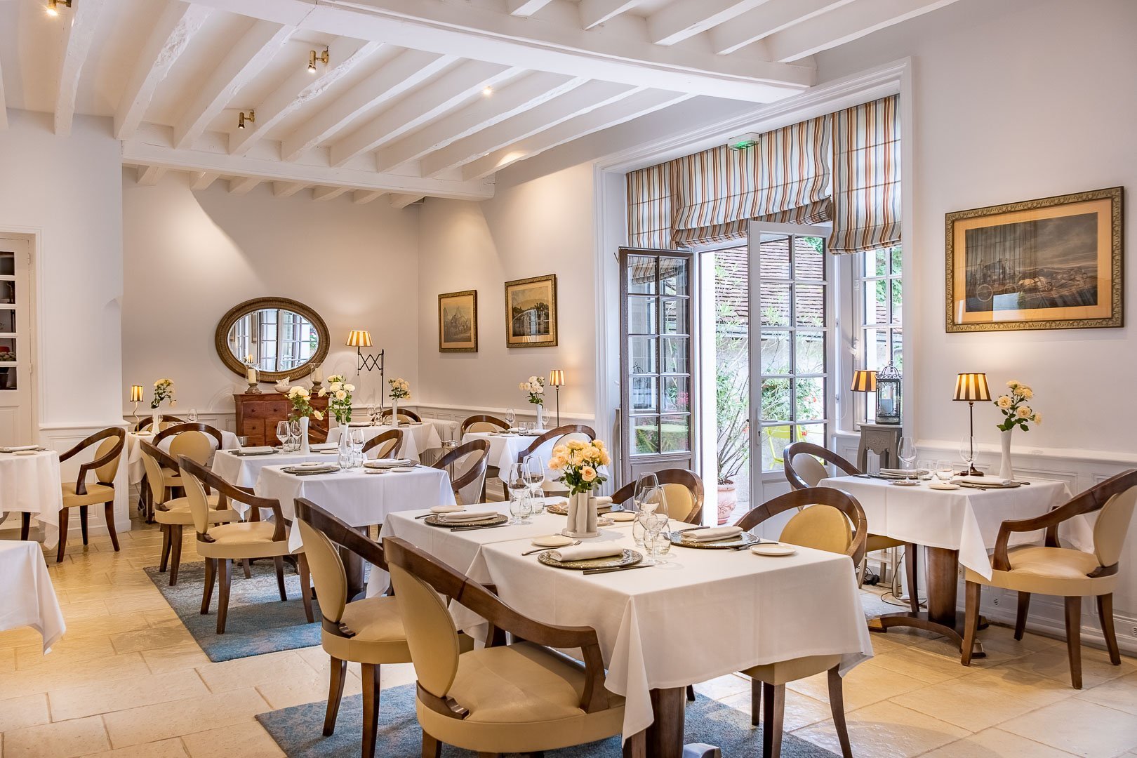 Intérieur élégant d'un restaurant avec des tables dressées à l'Auberge du Bon Laboureur à Chenonceaux