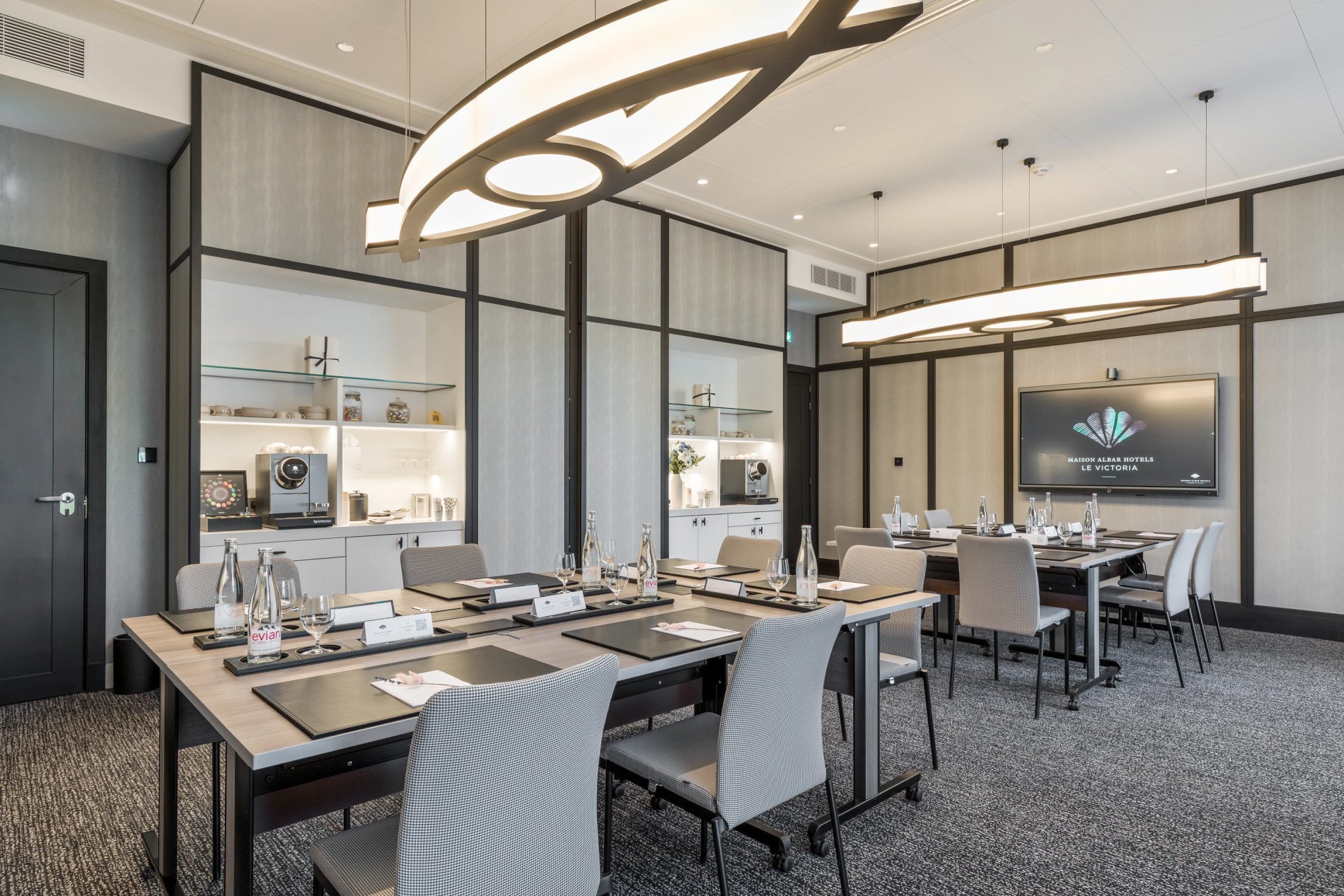 Maison Albar - Le Victoria | Modern seminar room with screen and services.
