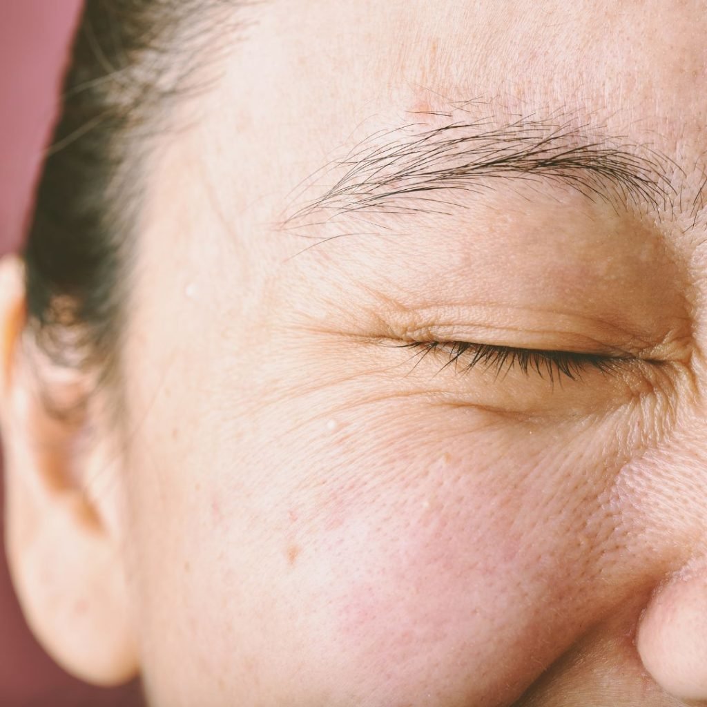 Soin anti-âge visage au Mont Spa Les Trésoms à Annecy, pour une peau visiblement lissée.