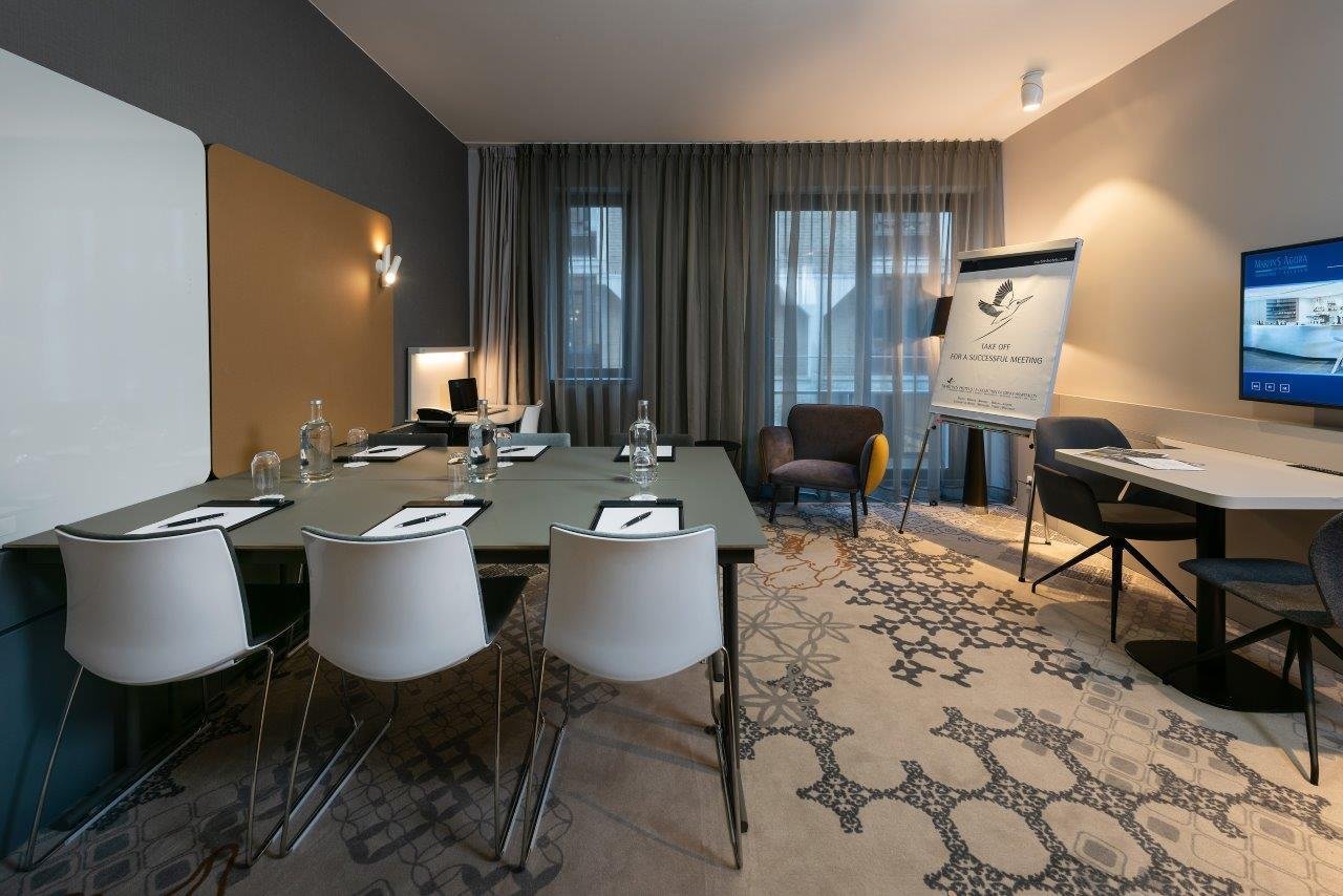 Heller Tagungsraum mit Multimedia-Ausstattung bei Martin's Hotels.