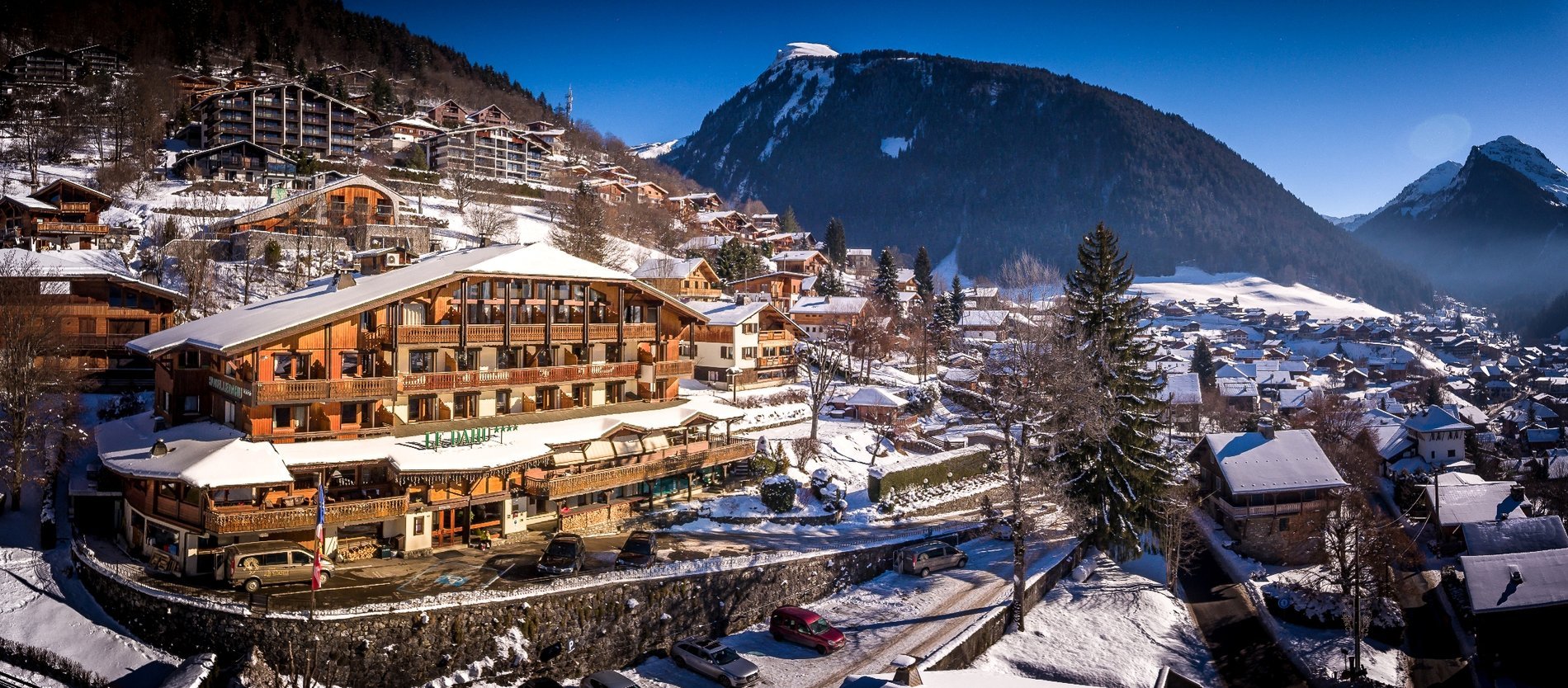 Façade de l'hôtel Le Dahu à Morzine, chalet de charme avec vue sur les montagnes
