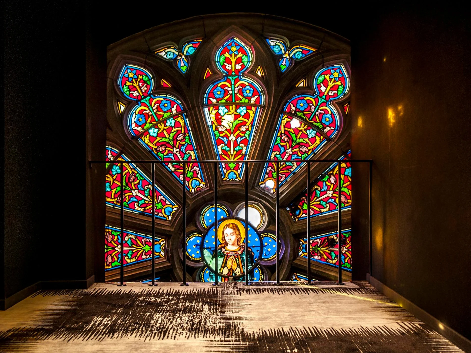 Couloir historique avec une architecture en pierre au Martin's Dream à Mons.