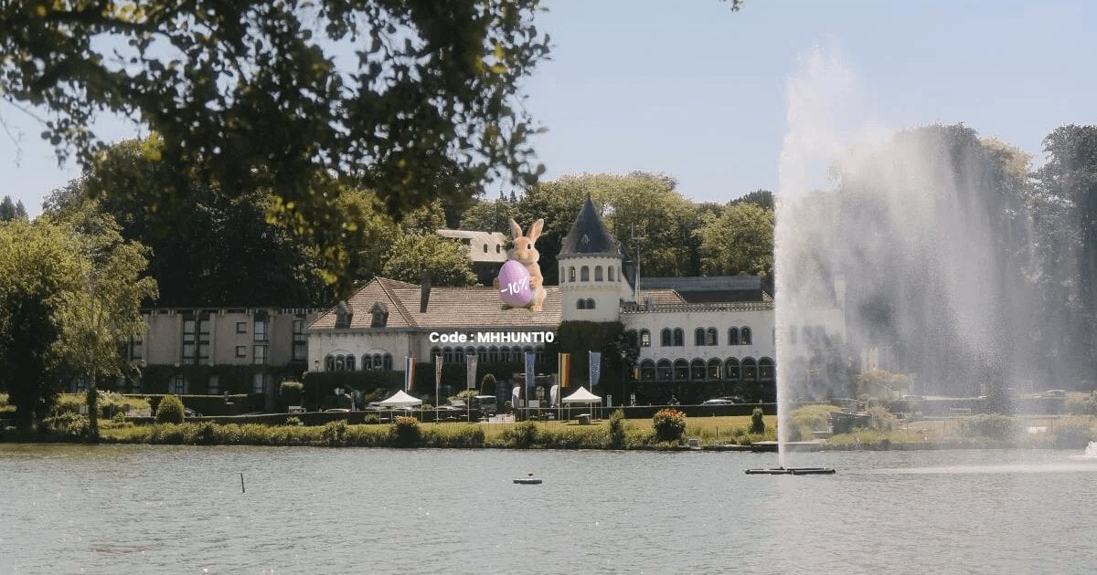 Vue sur le lac bordé d'arbres en été au Martin's Château du Lac.