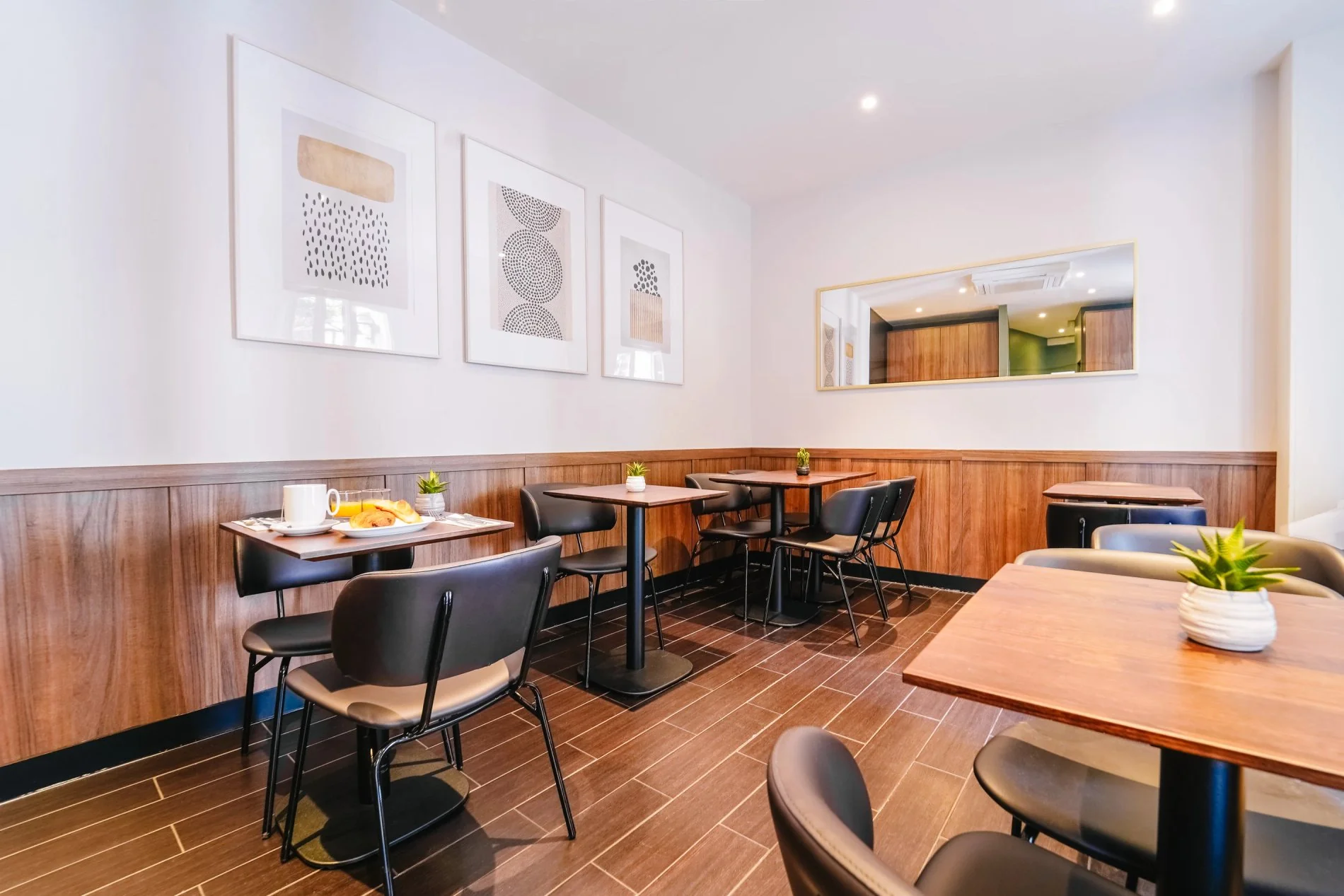 Salle de petit-déjeuner au Timhotel, avec coin repas confortable