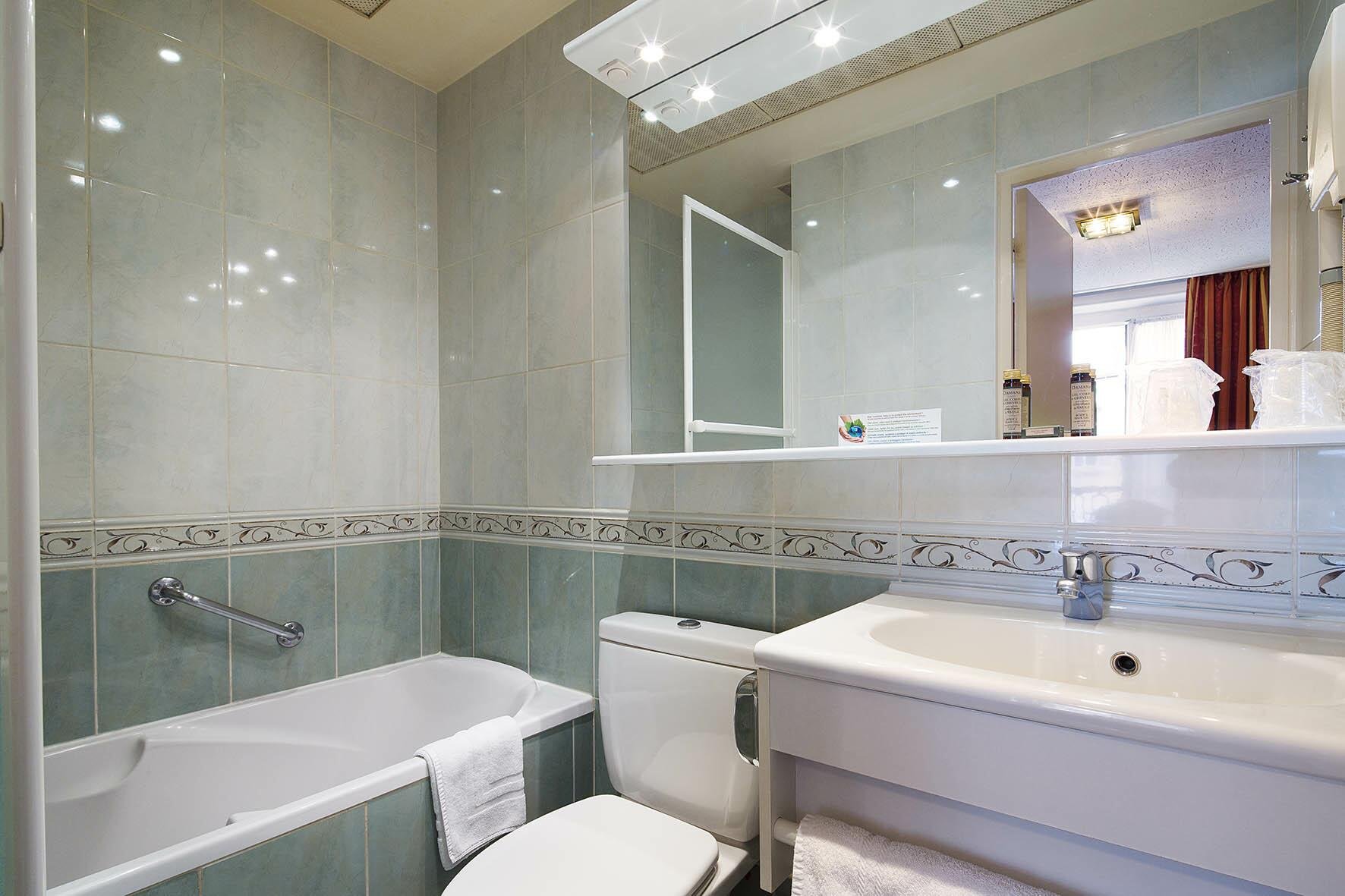 Salle de bain d'hôtel avec baignoire à Paris