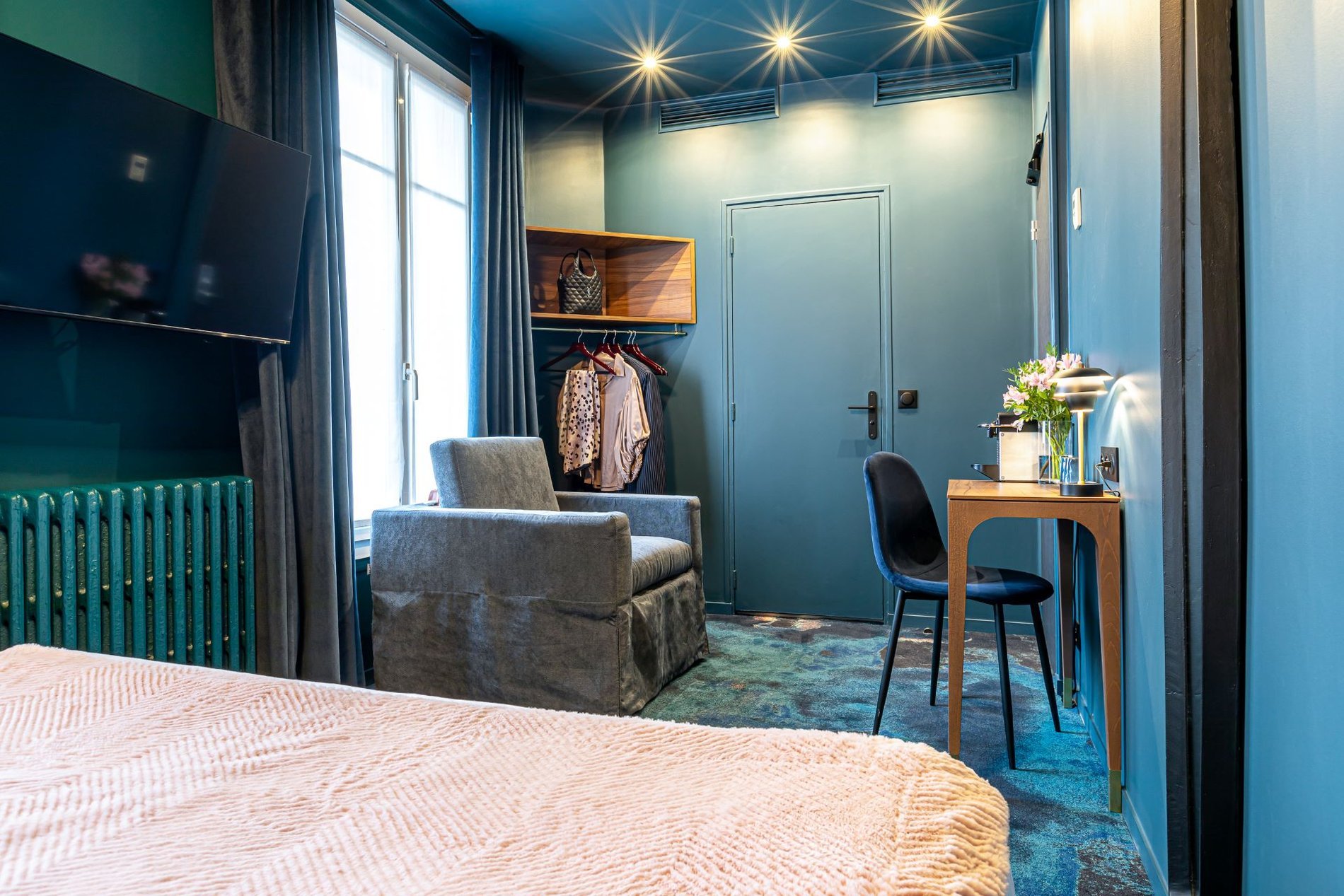 Chambre Supérieure Zen de l’Hôtel Glasgow Monceau à Paris avec fauteuil, bureau et espace de détente lumineux