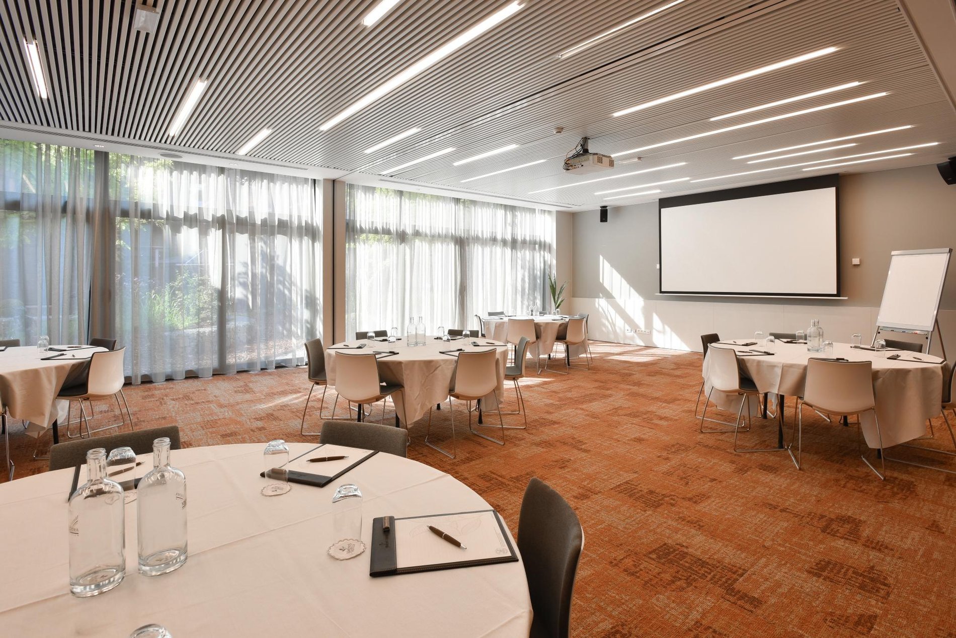 Heller und geräumiger Tagungsraum für Ihre geschäftlichen Veranstaltungen.
