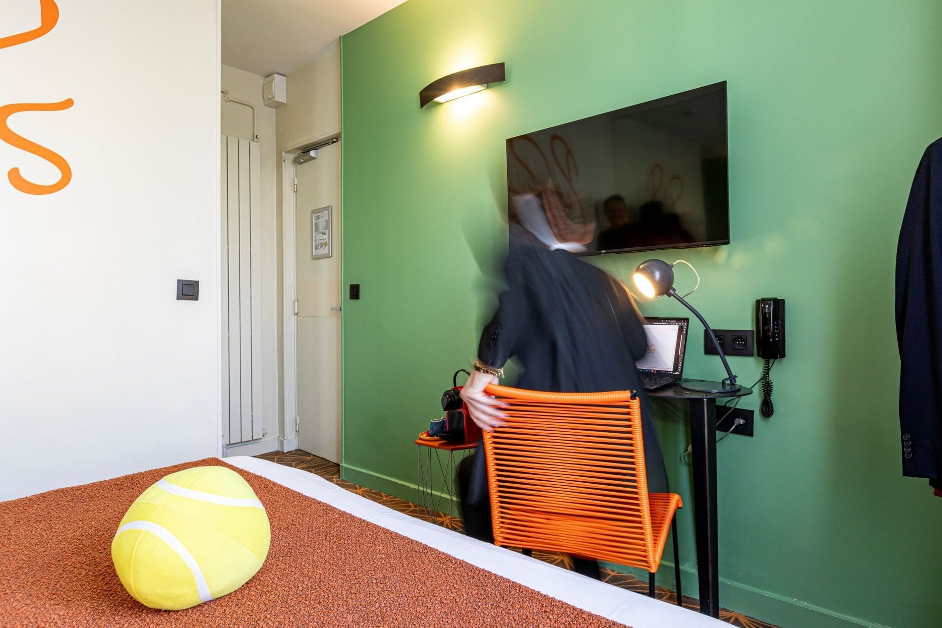 Chambre Grand Chelem Supérieure de l’Hôtel Olympic à Boulogne-Billancourt avec espace bureau, télévision murale et décoration inspirée du tennis.