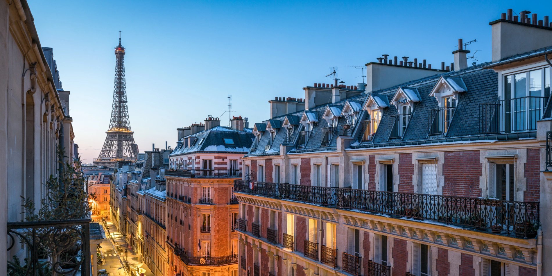 Vue depuis le Timhotel sur la Tour Eiffel et les toits de Paris