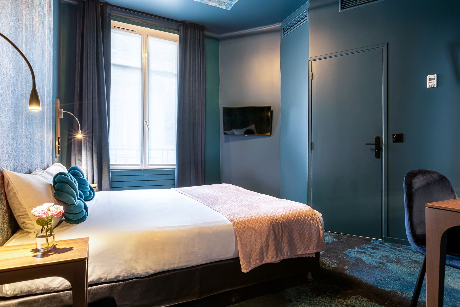 Chambre Classique Monceau de l’Hôtel Glasgow Monceau à Paris avec lit queen size, télévision murale et lumière naturelle