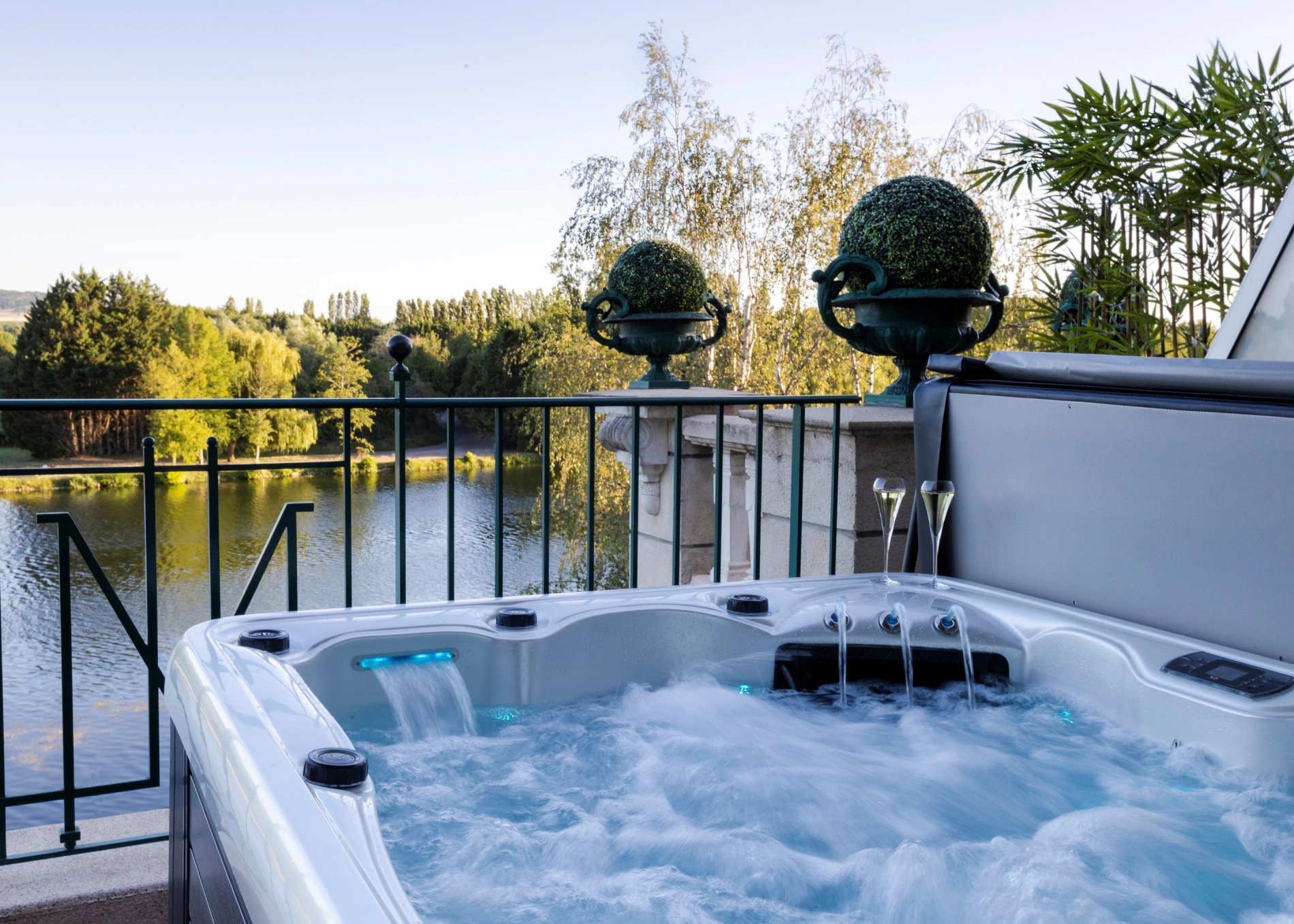 Spa privatif en terrasse dans notre chambre Deluxe d'exception en Bourgogne