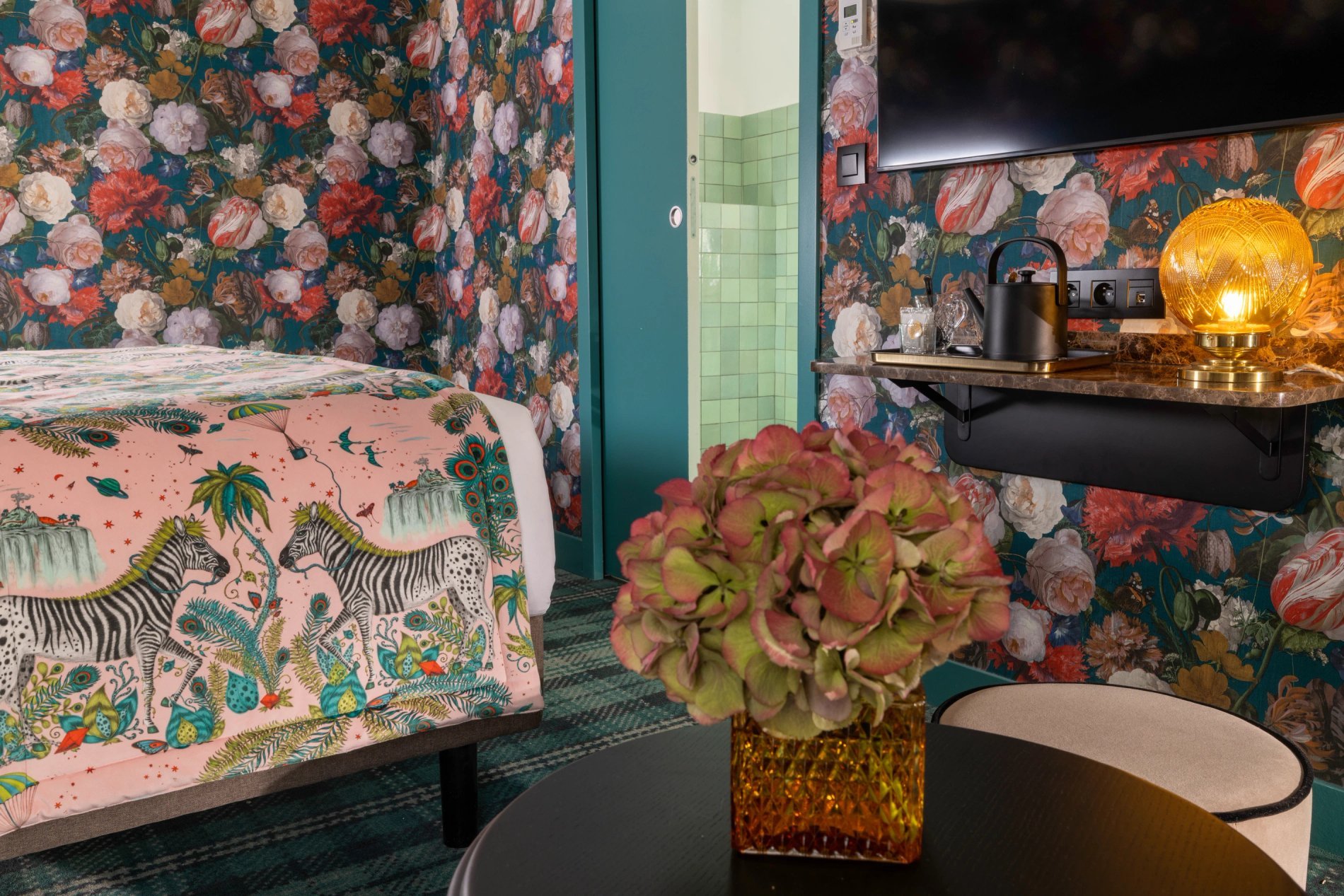 Hotel Ginette à la Folie Prestige Room Desk Kettle TV