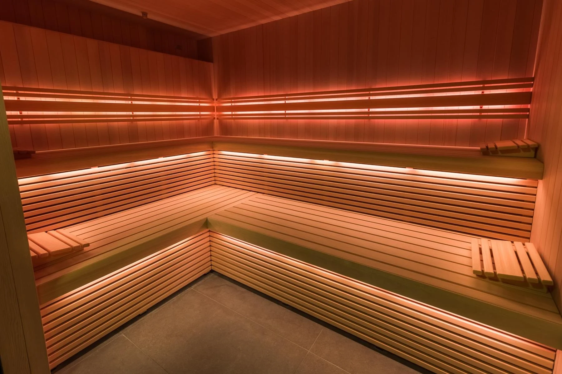 Sauna spacieux avec éclairage d'ambiance relaxant