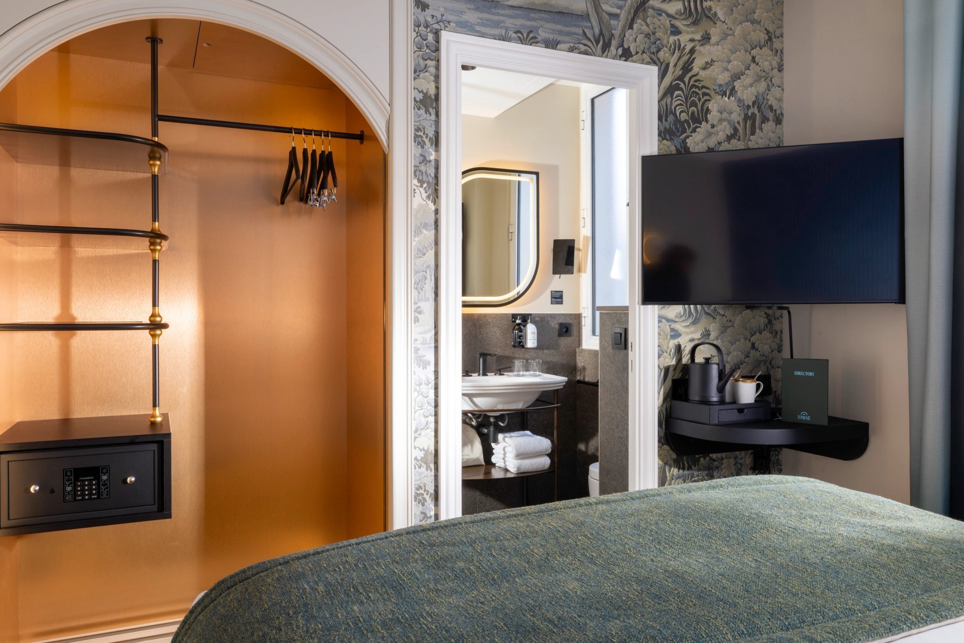 Hotel L'Ormaie Classic Room Closet Desk Bathroom