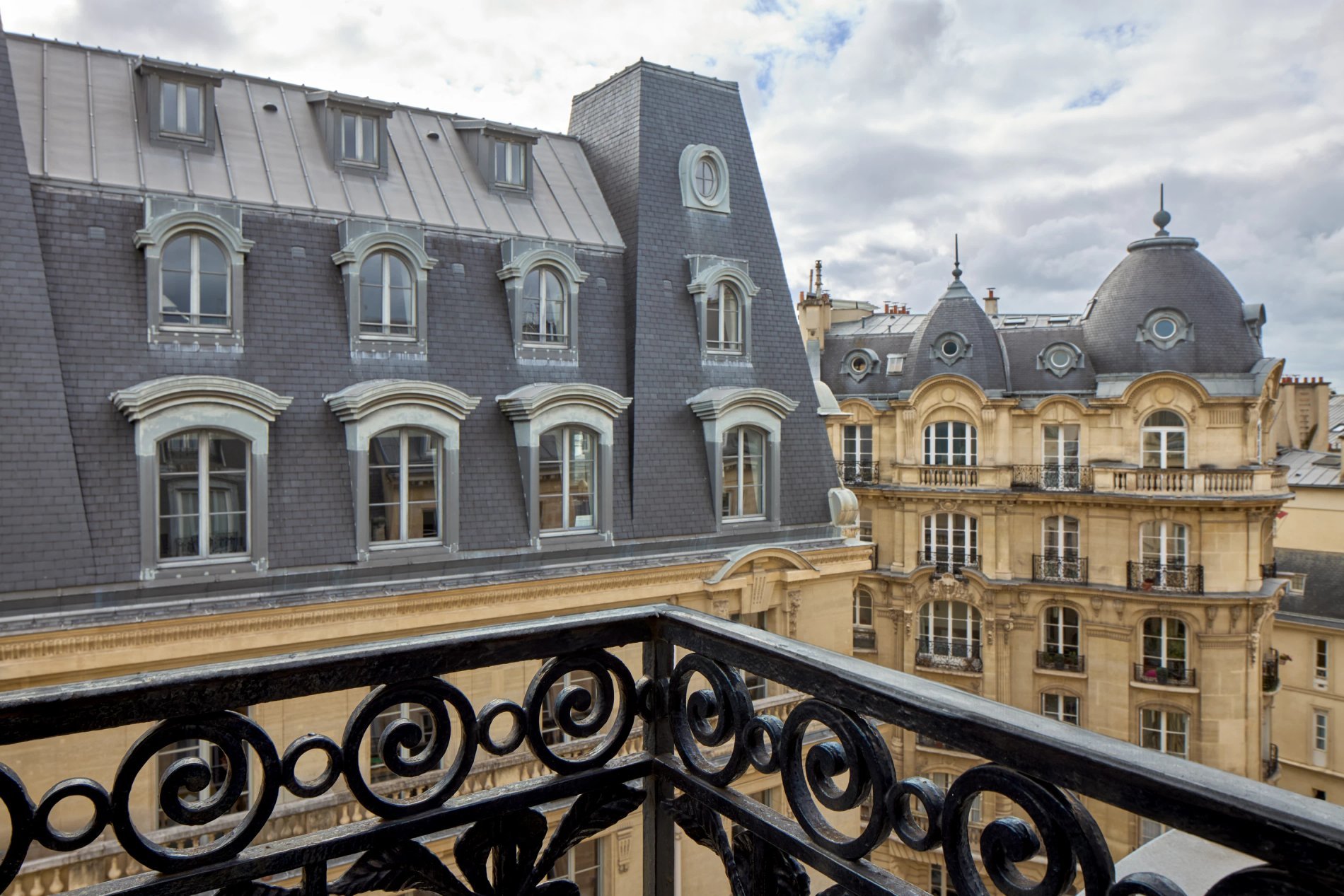 Vue depuis une chambre Timhotel, sur les toits de Paris