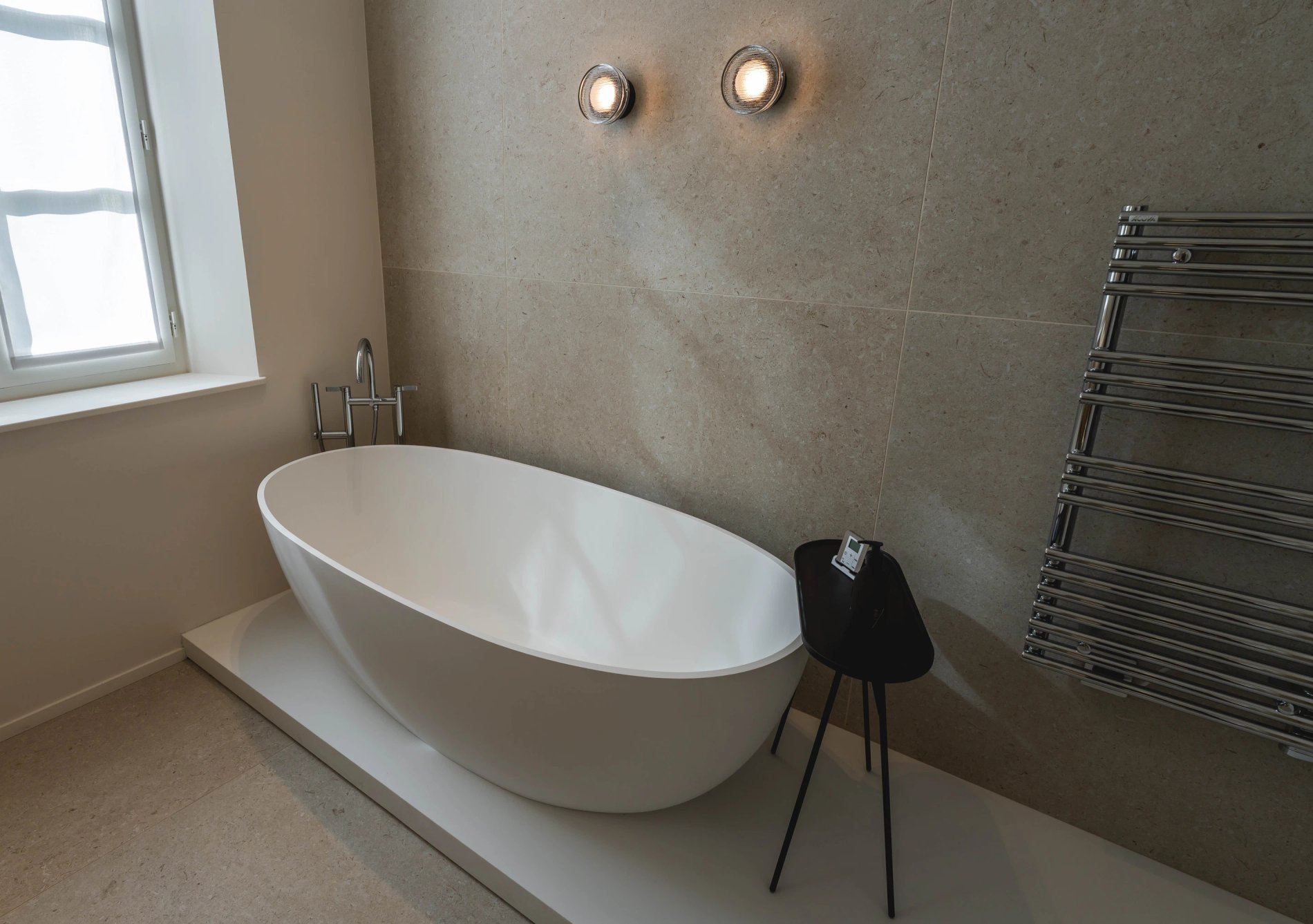 Baignoire design et lumière naturelle dans la Suite Signature de la Villa des Vignes