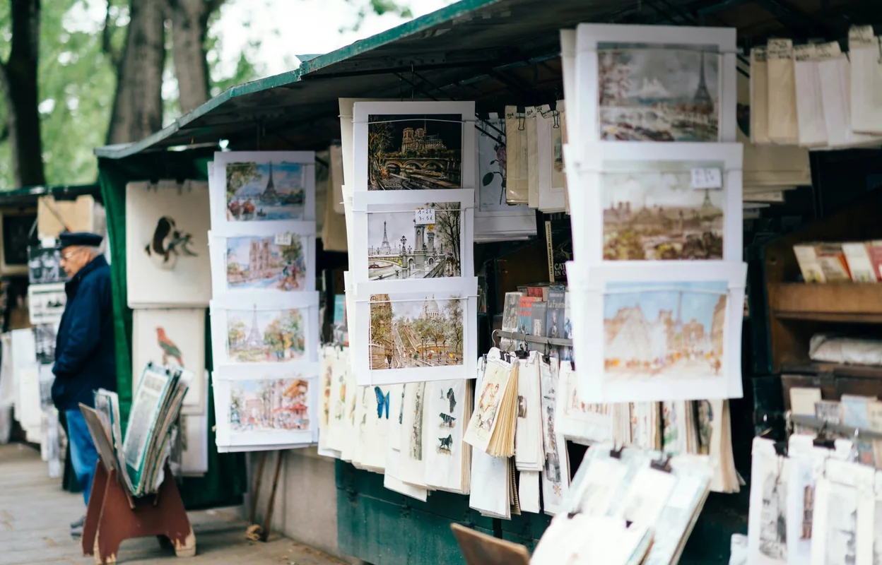 Hôtel Prince de Conti, Bouquiniste sur les quais de Seine à proximité de l’Hôtel Prince de Conti
