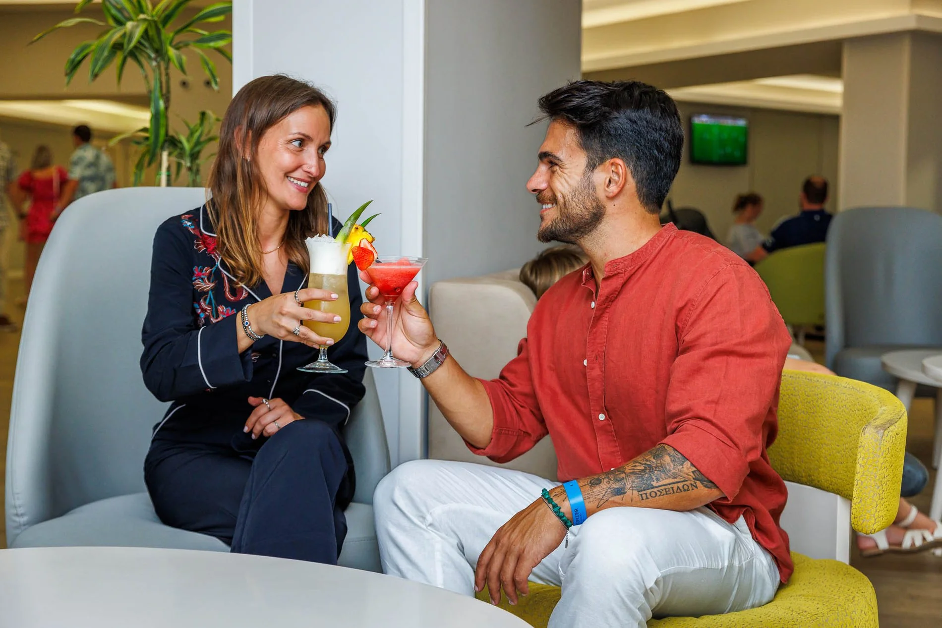 Couple trinquant avec de délicieuses boissons au Al Bar de l’Hôtel Jupiter Albufeira