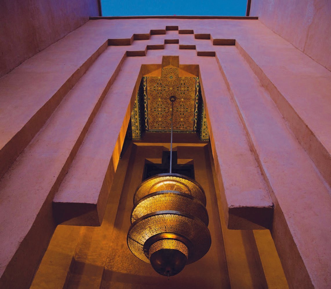 Détail architectural du Berbère Palace à Ouarzazate avec lampe et décor marocain