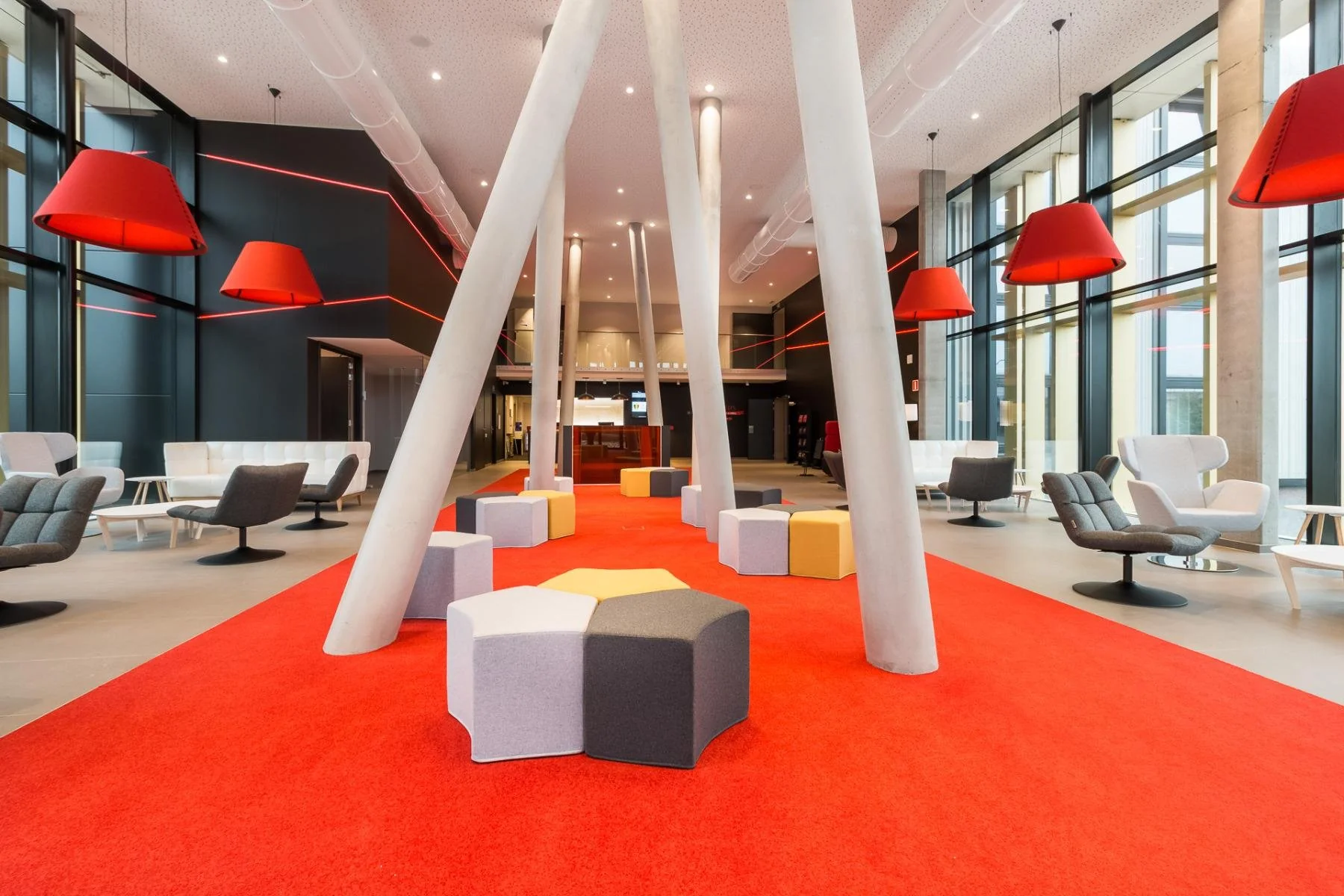 Intérieur lumineux avec un tapis rouge et des luminaires design