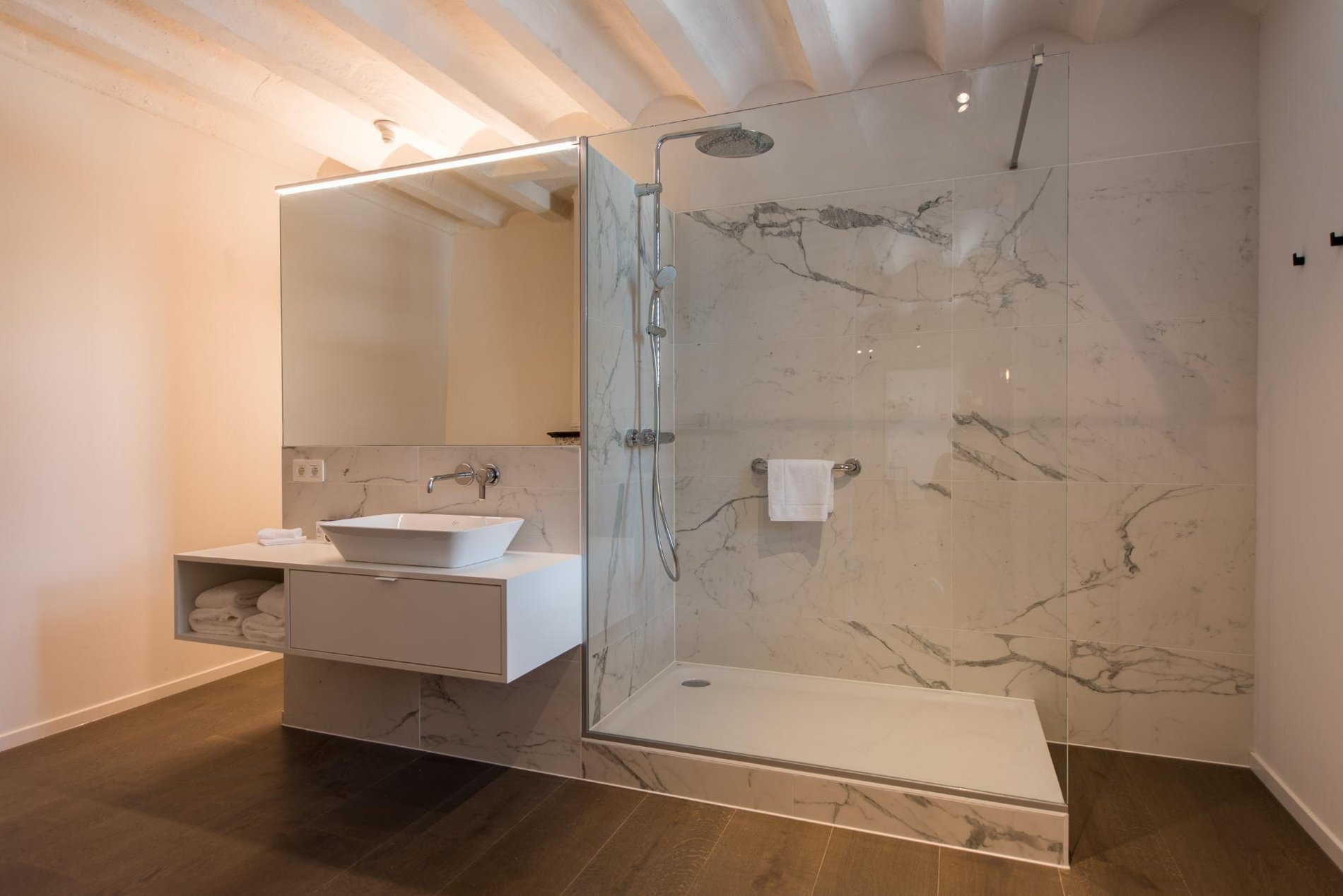 Lichte badkamer met moderne afwerkingen in het Martin's Rentmeesterij in Bilzen.