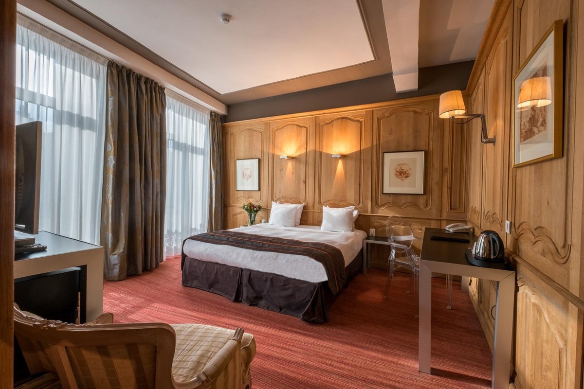 Martin's Relais 4****, Exceptional room with king-size bed and canal view.
