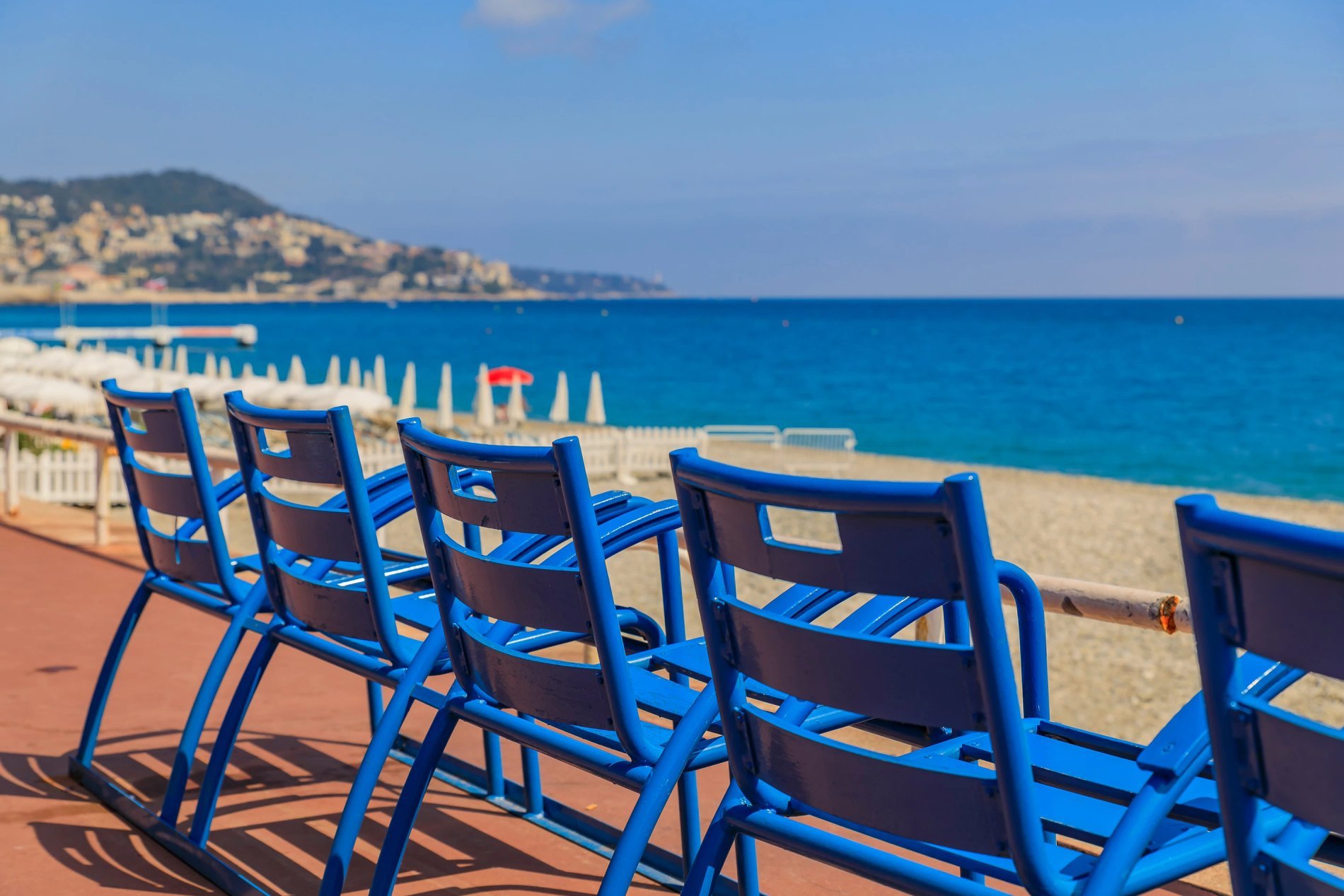 Maison Albar Le Victoria | Détente sur la plage de Nice : chaises bleues.