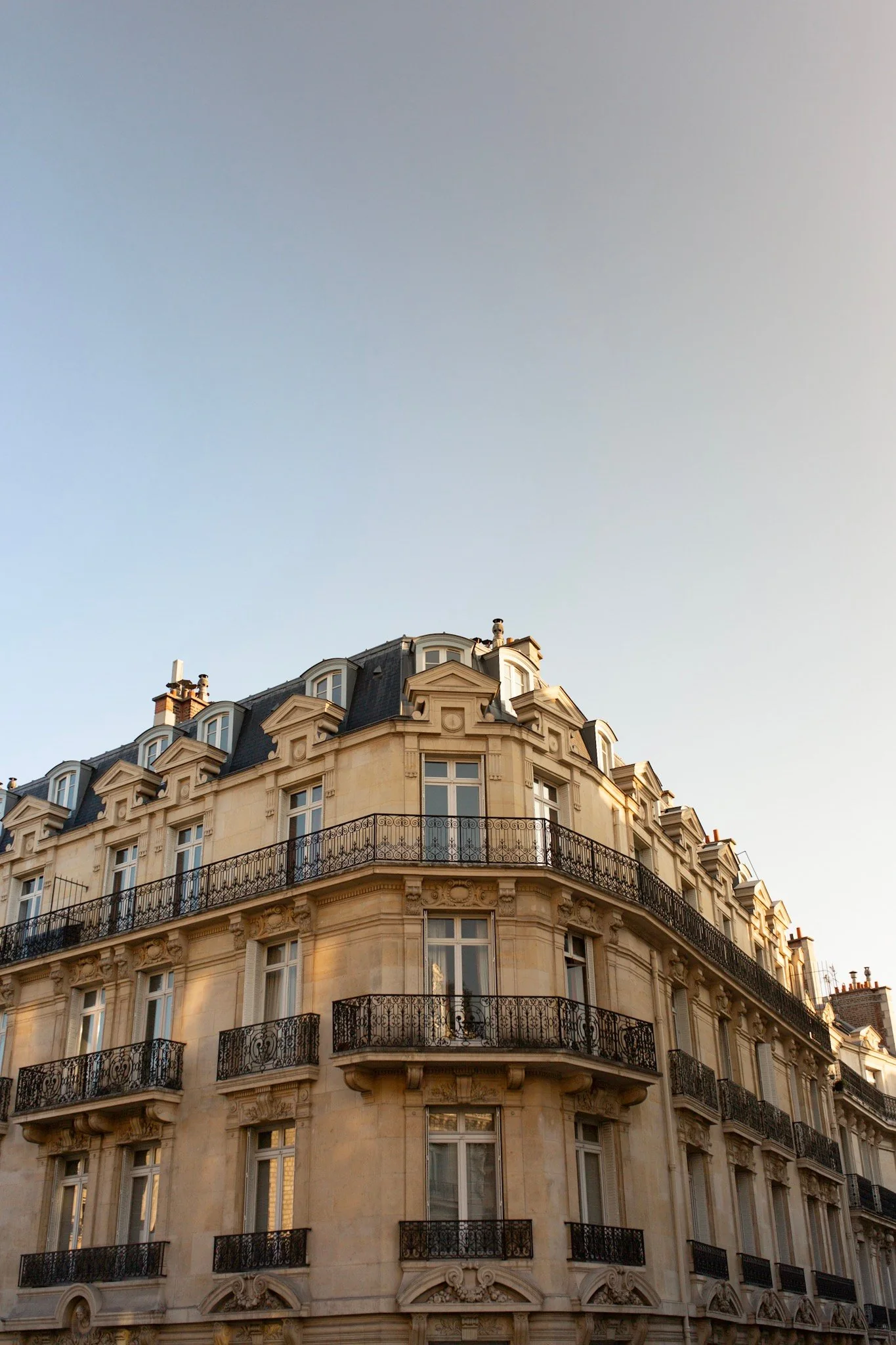 Grand Powers | Façade