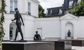 Jardin Paul Belmondo à Boulogne-Billancourt avec sculptures monumentales du célèbre sculpteur français, à proximité de l’Hôtel Olympic.