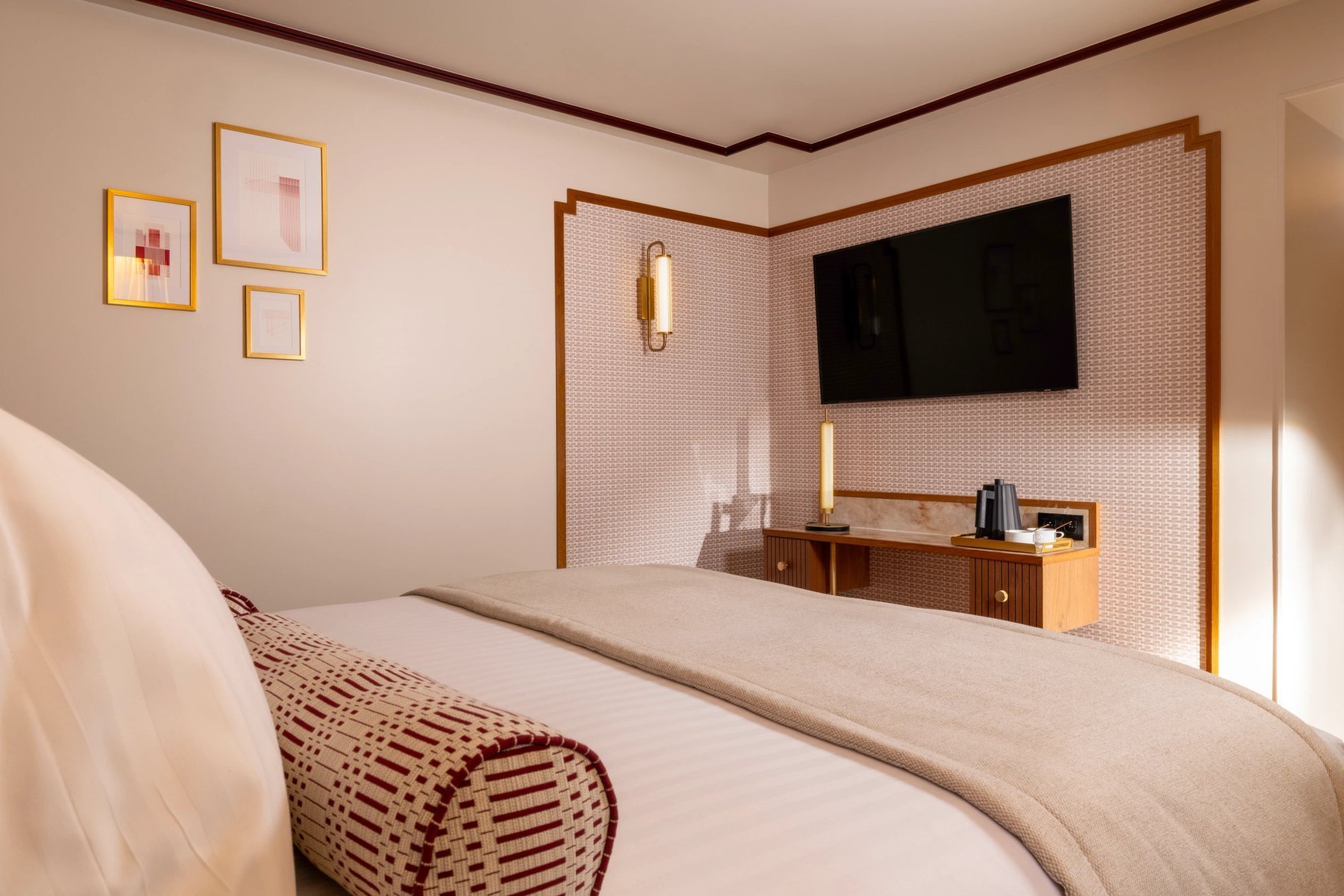 Hotel Filigrane | Superior Balcony Room Desk Kettle TV