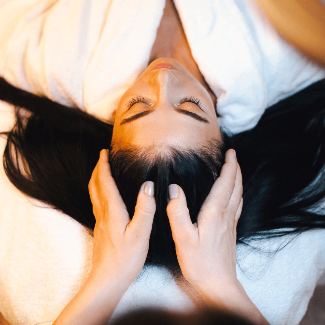 Soin crânien apaisant au Mont Spa Les Trésoms à Annecy, massage relaxant du cuir chevelu.