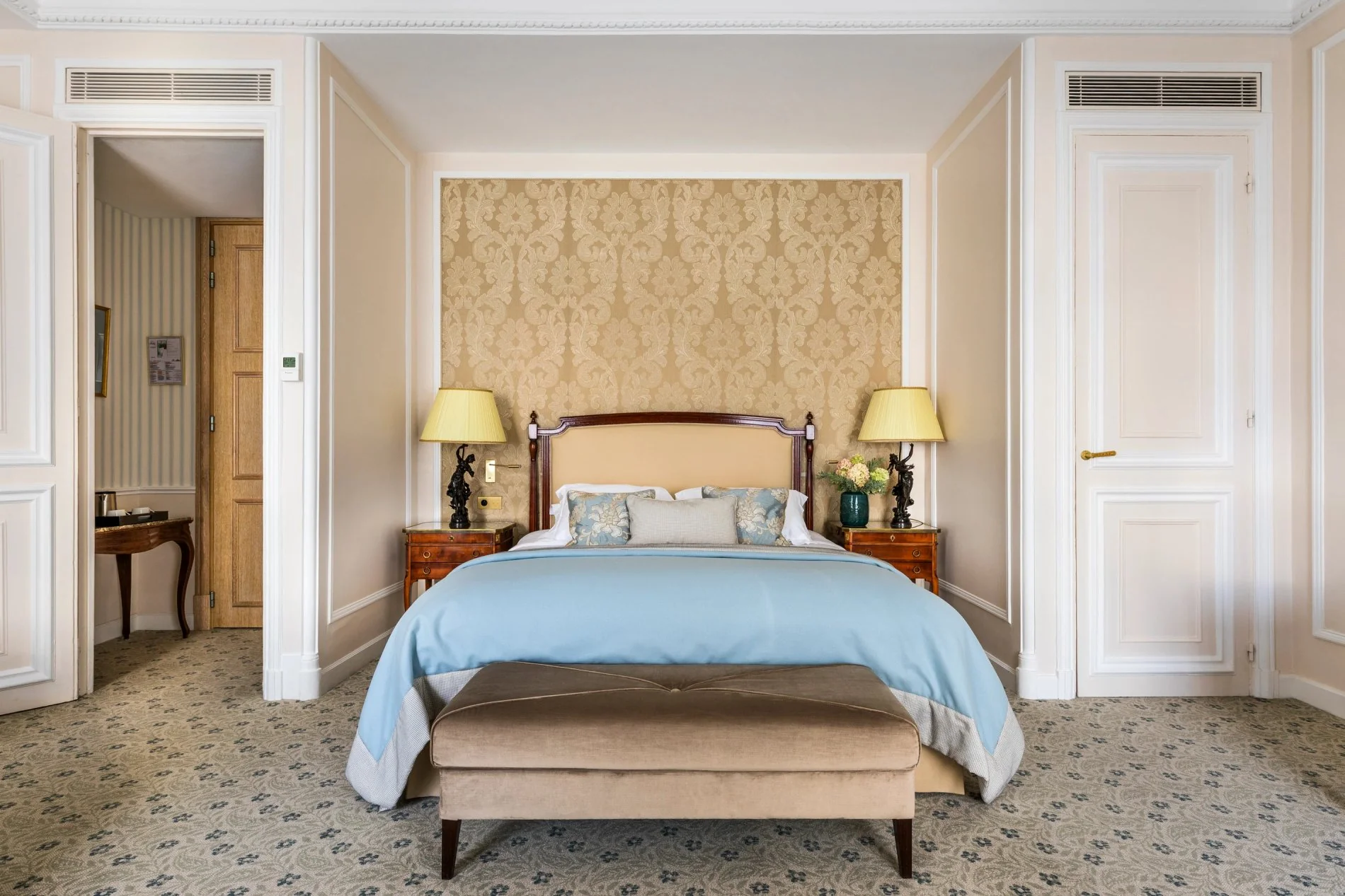 Lit double et mur capitonné dans une Junior Suite à l’Hôtel San Régis, style parisien intemporel
