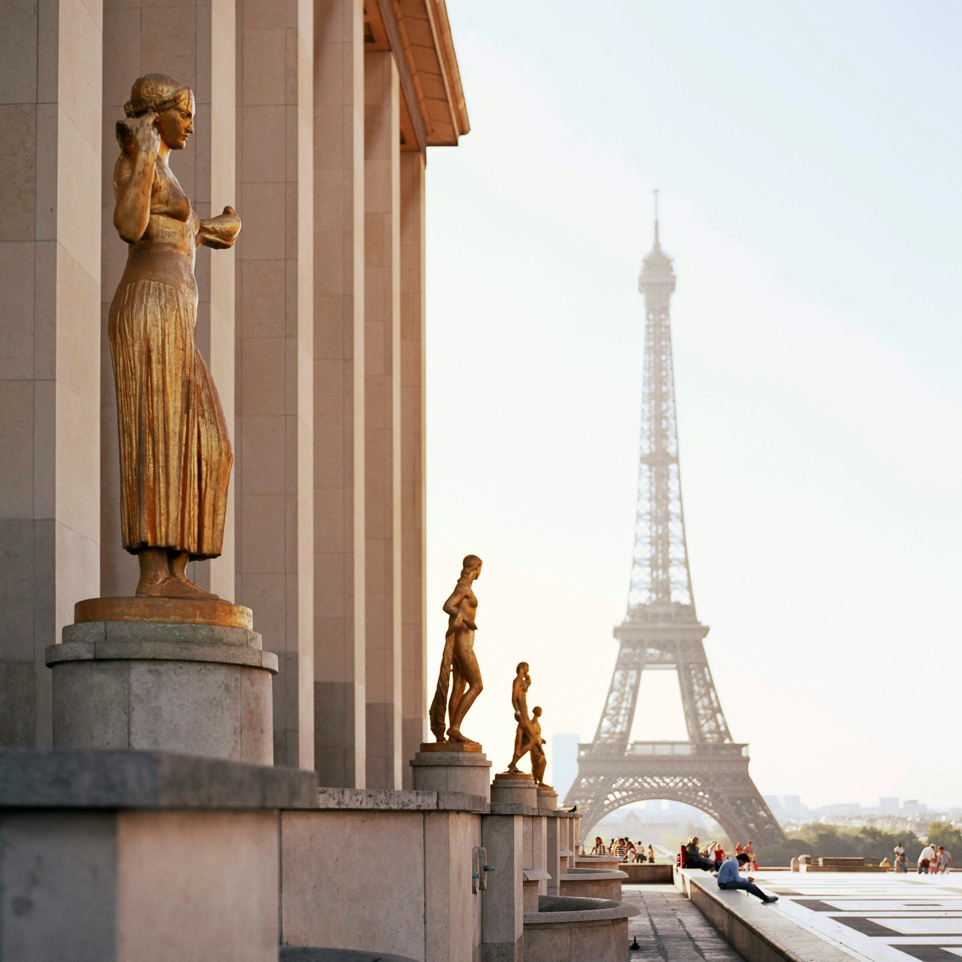 Suite de luxe avec balcon offrant une vue panoramique sur Paris à l'Hôtel Bowmann