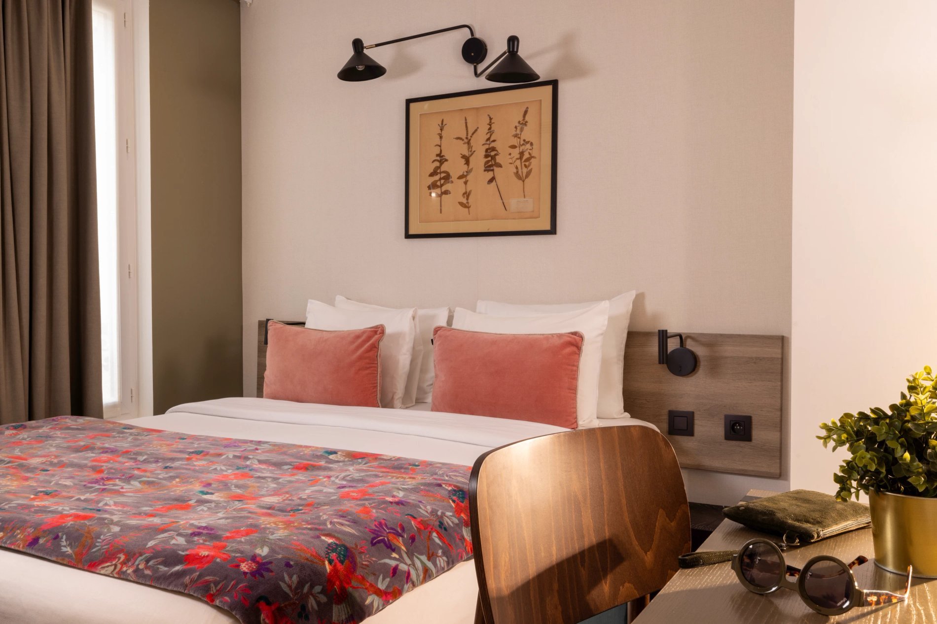 Hotel Maxim Quartier Latin Room Suite Desk