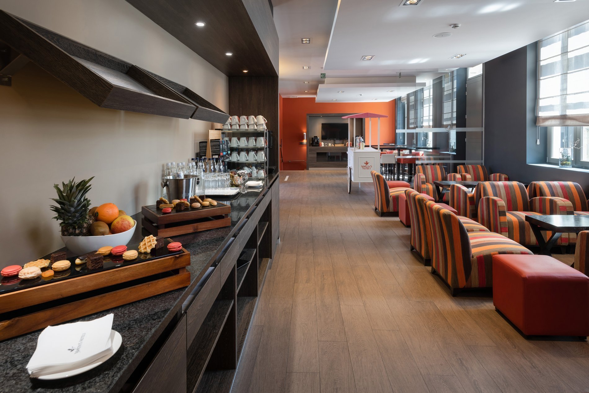 staurant élégant et moderne avec tables dressées au Martin's Klooster à Louvain.