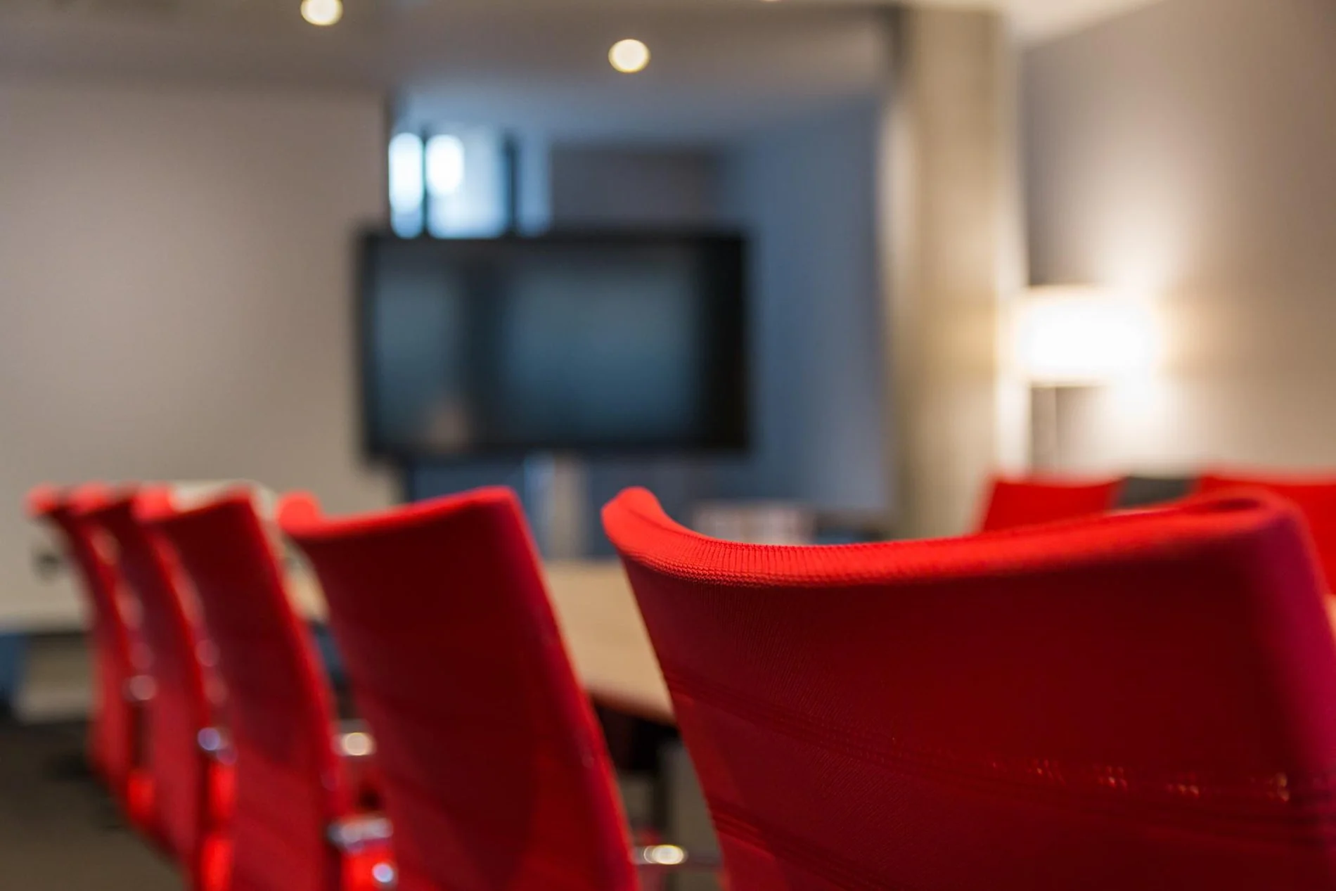 Salle de réunion équipée de chaises rouges modernes