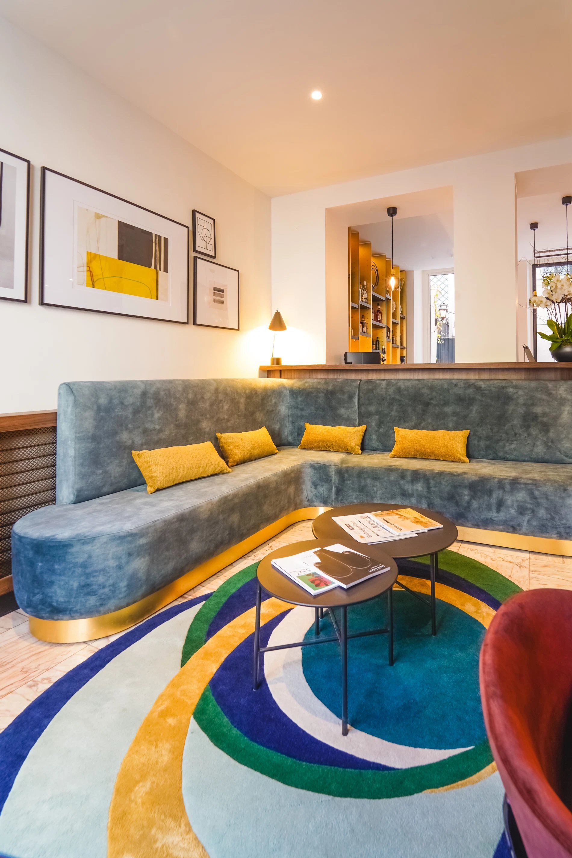 Salon artistique du Timhotel Invalides avec canapé circulaire