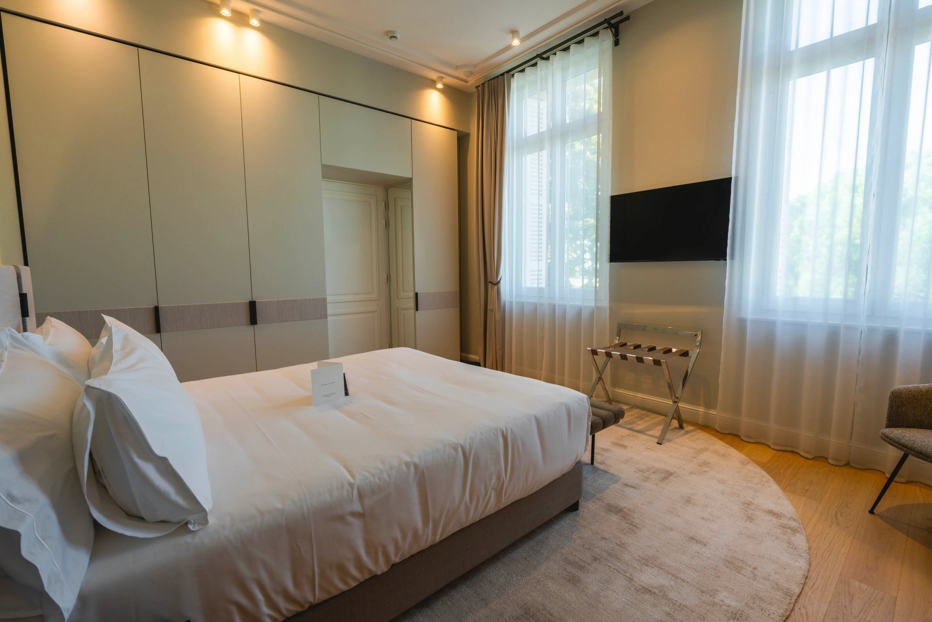 Lit double et éclairage doux dans la Chambre Essentielle de la Villa des Vignes