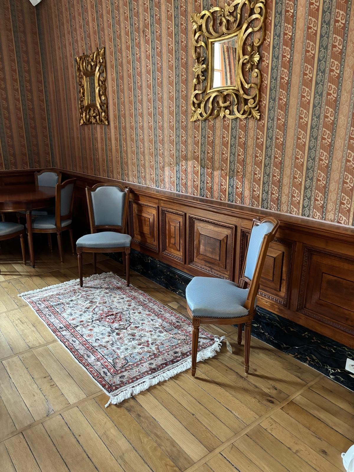 Château de la Rozelle, Intérieur d'une pièce avec des chaises, un tapis et des miroirs au Best Western Plus Masqhotel à La Rochelle.