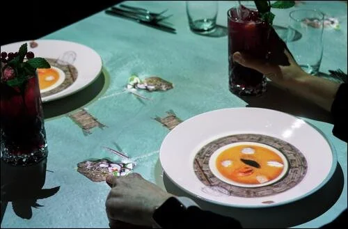 Table dressée avec projection interactive du concept "Petit Chef"