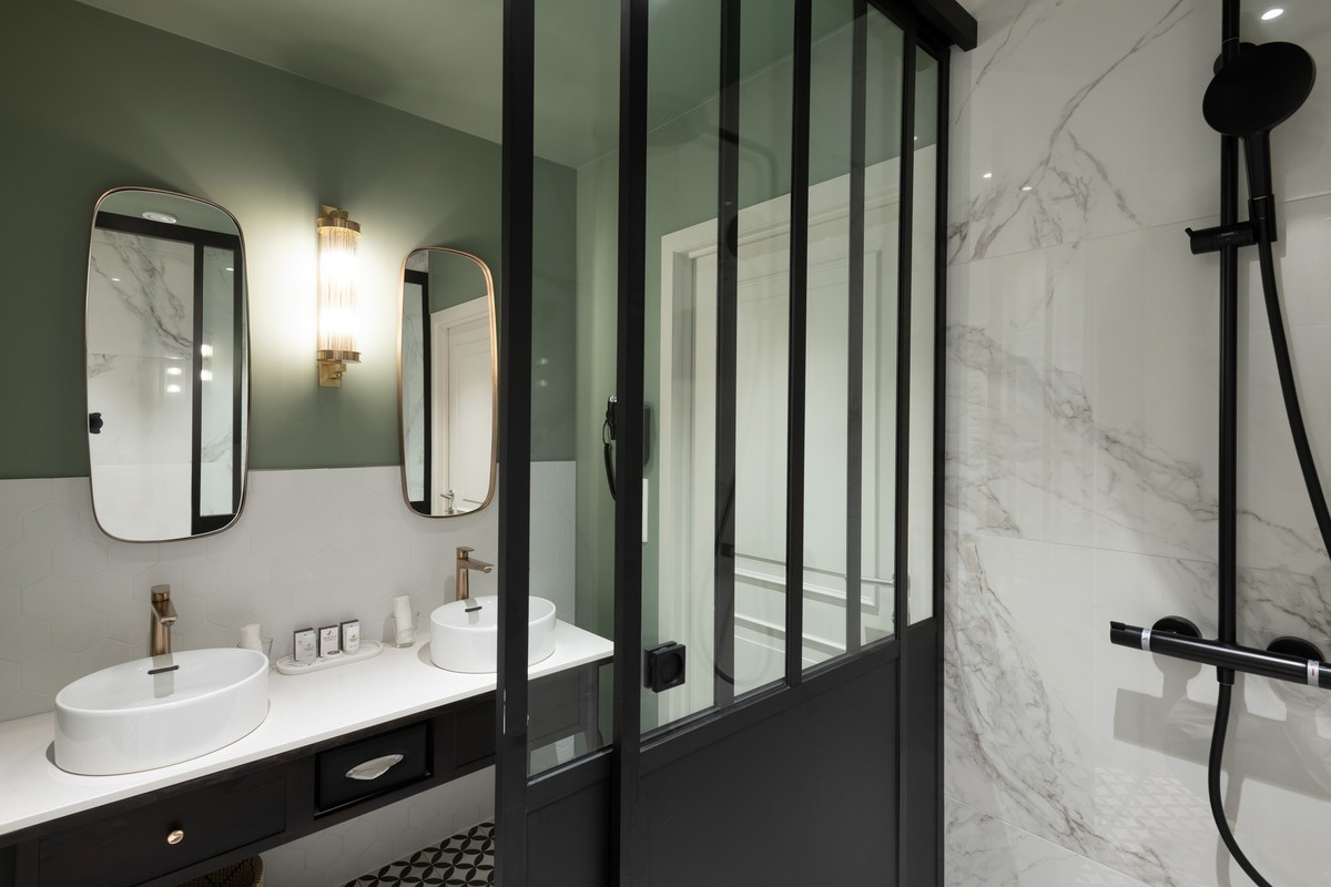 Martin's Relais 4****, Moderne badkamer met ruime douche in Martin's Relais.