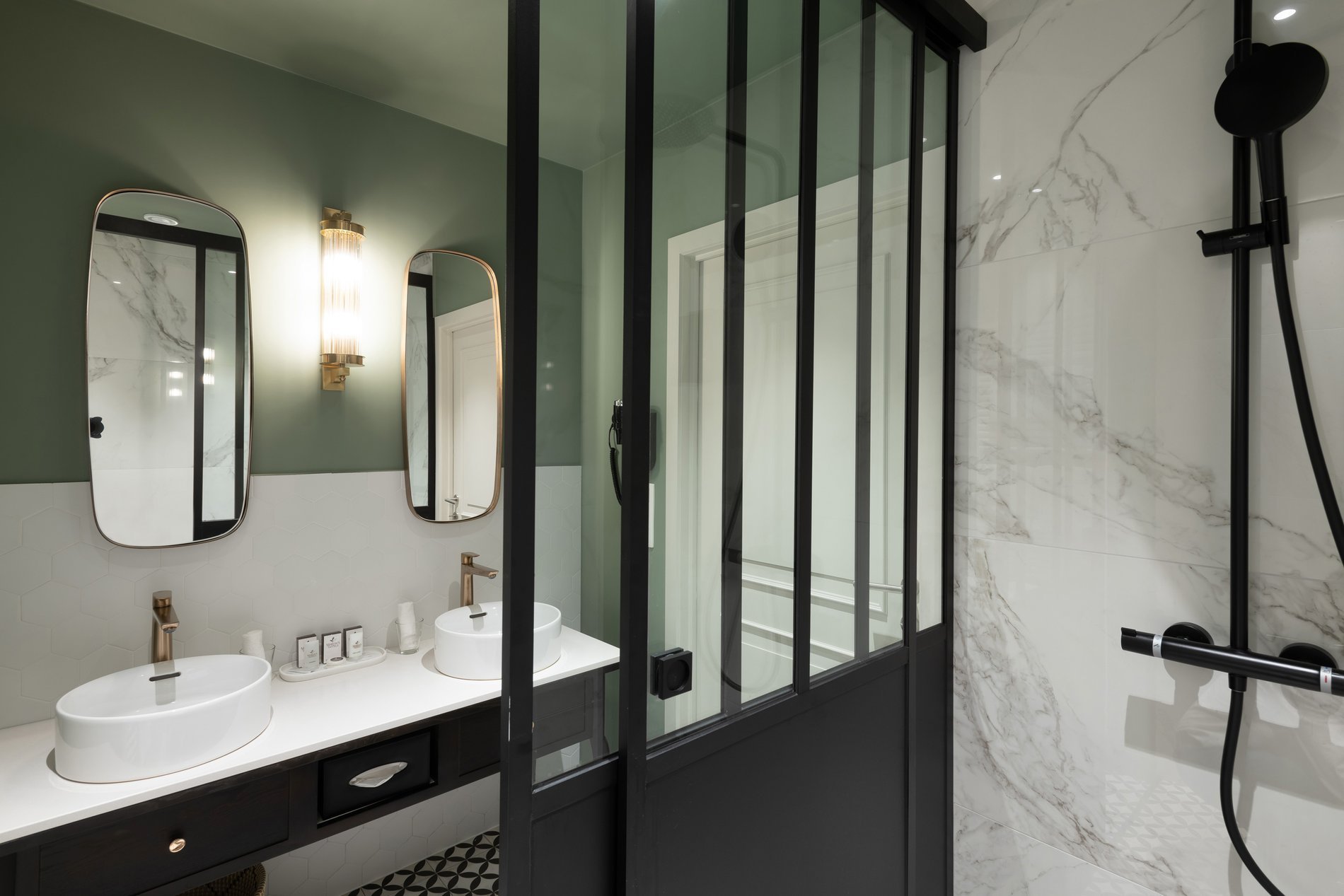 Salle de bain moderne avec douche spacieuse au Martin's Relais.