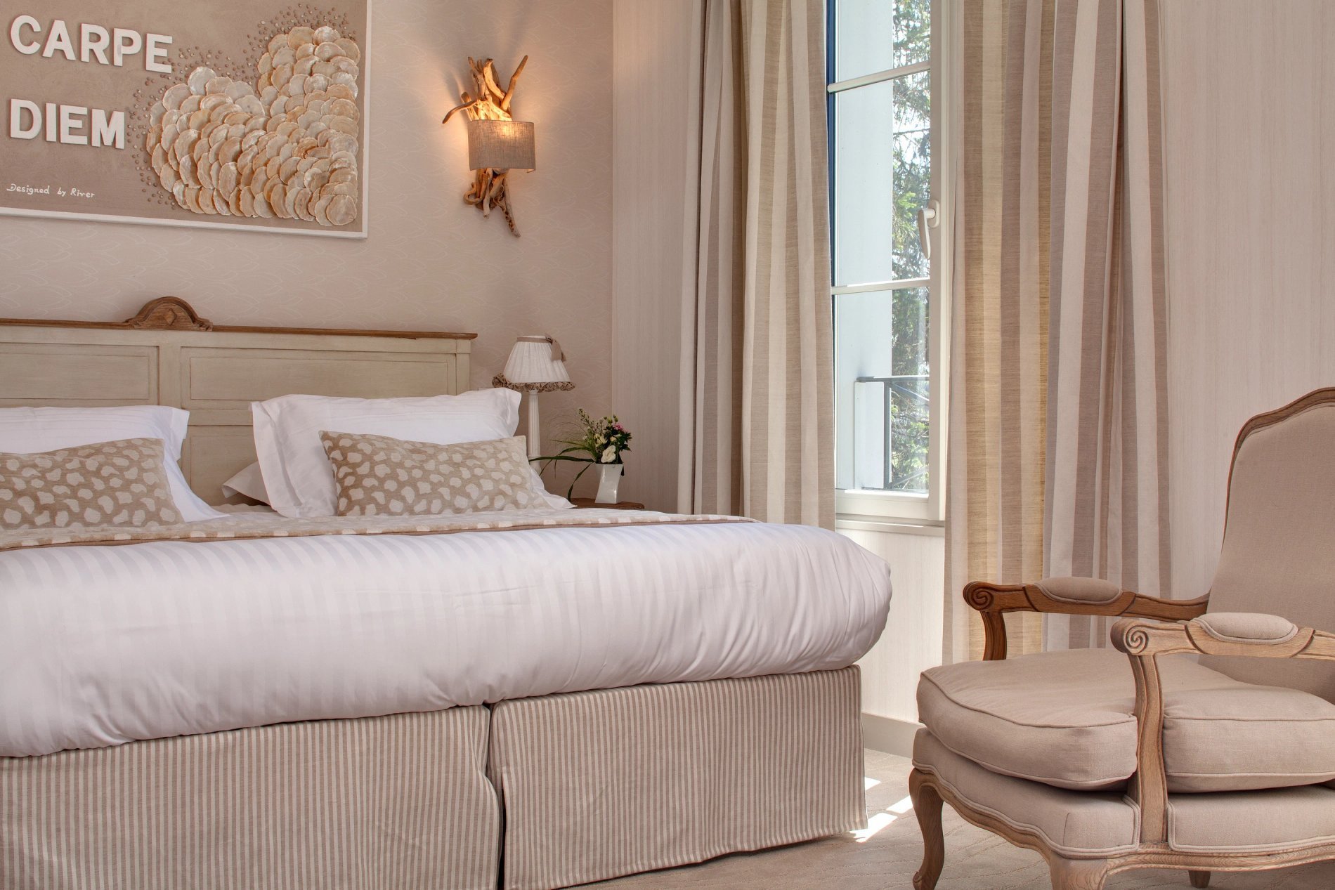 Chambre Privilège de l'Hôtel La Ramade avec grand lit et décoration élégante, symbolisant le confort supérieur.