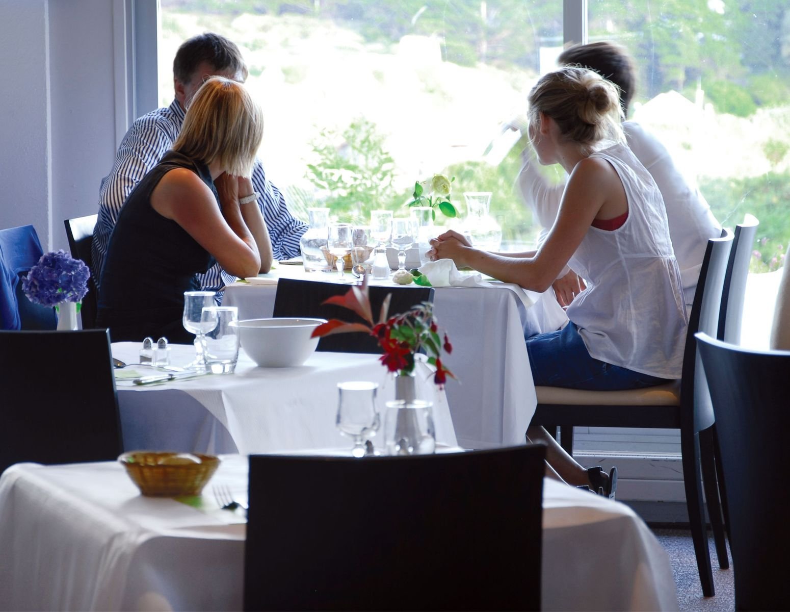 Guests enjoying the restaurant at Hotel Le Cardinal in Belle-Île-en-Mer with panoramic view