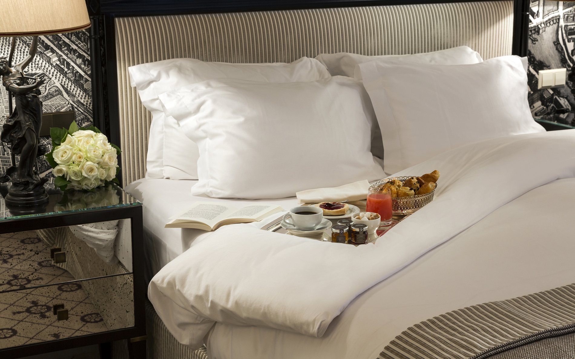 Petit-déjeuner servi au lit dans une chambre Prestige de l’Hôtel San Régis, ambiance élégante et intimiste.