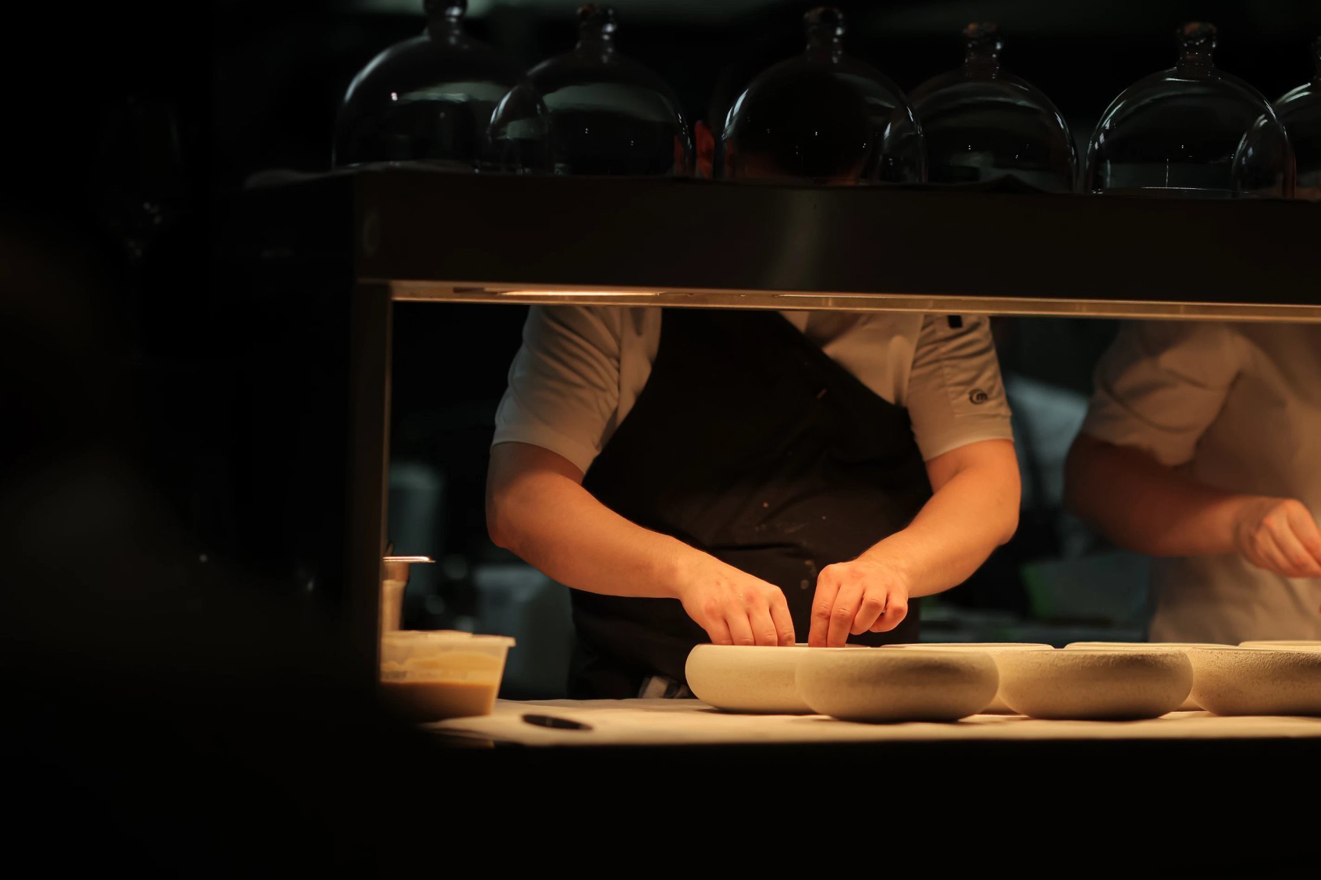 Chefs aan het werk in restaurant Akko van Martin's Rentmeesterij.
