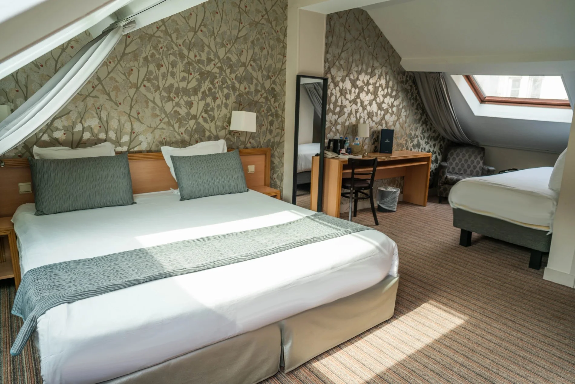 Chambre Confort Triple au Timhotel, avec décoration élégante et vue sur la ville
