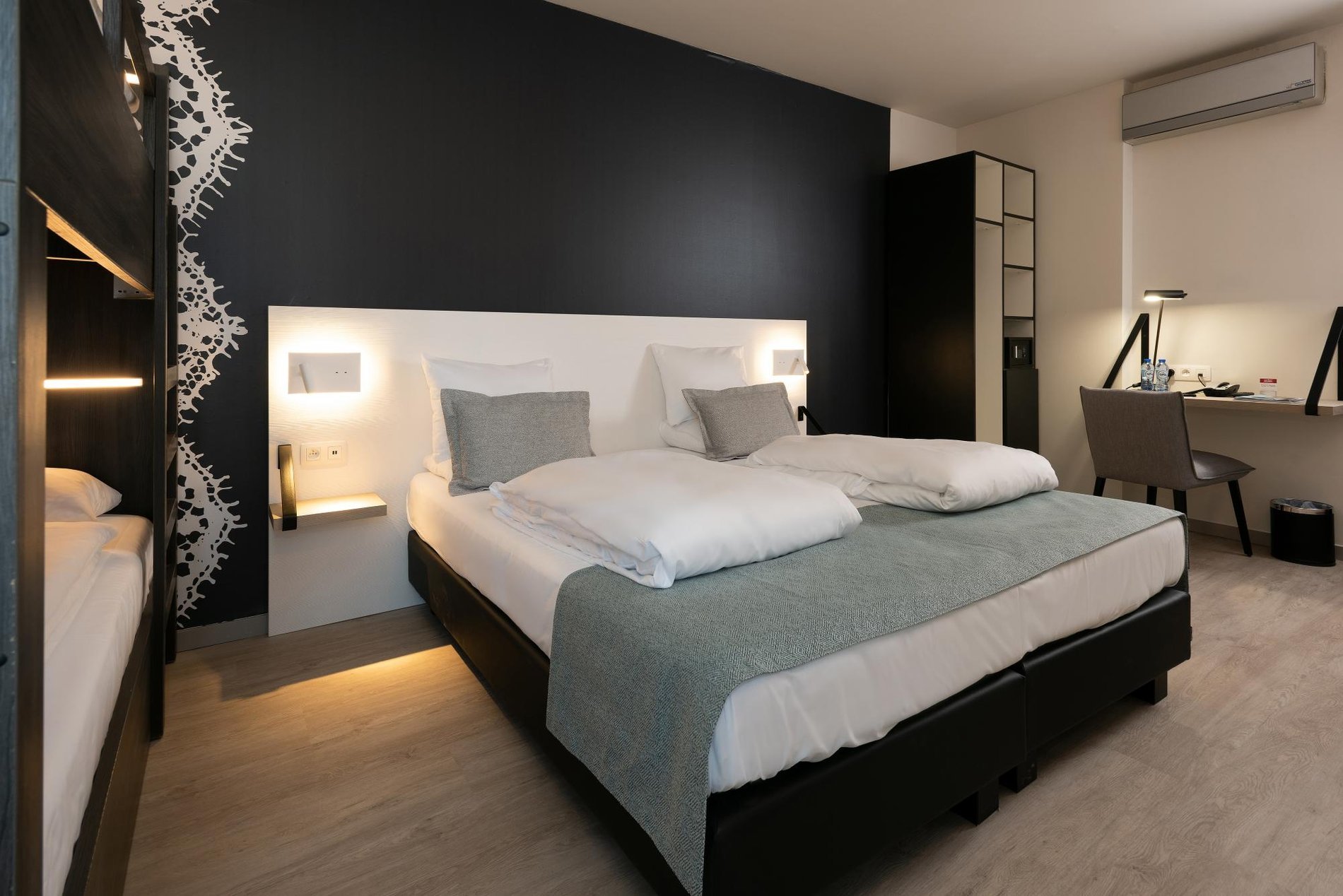 Doppelbett mit stimmungsvoller Beleuchtung im Martin's Brugge